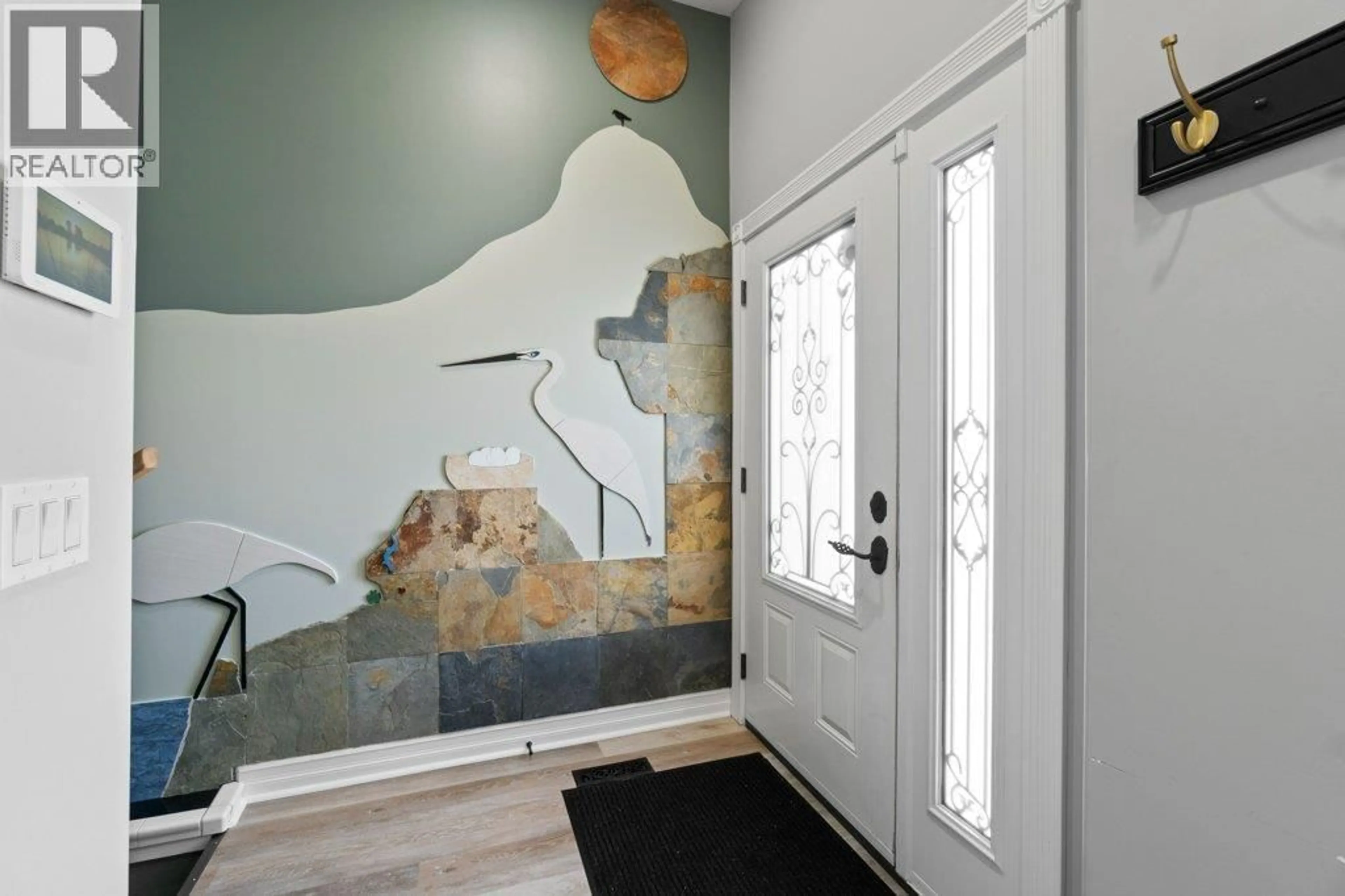 Indoor entryway for 2860 15 AVENUE NORTHEAST, Salmon Arm British Columbia V1E2B6