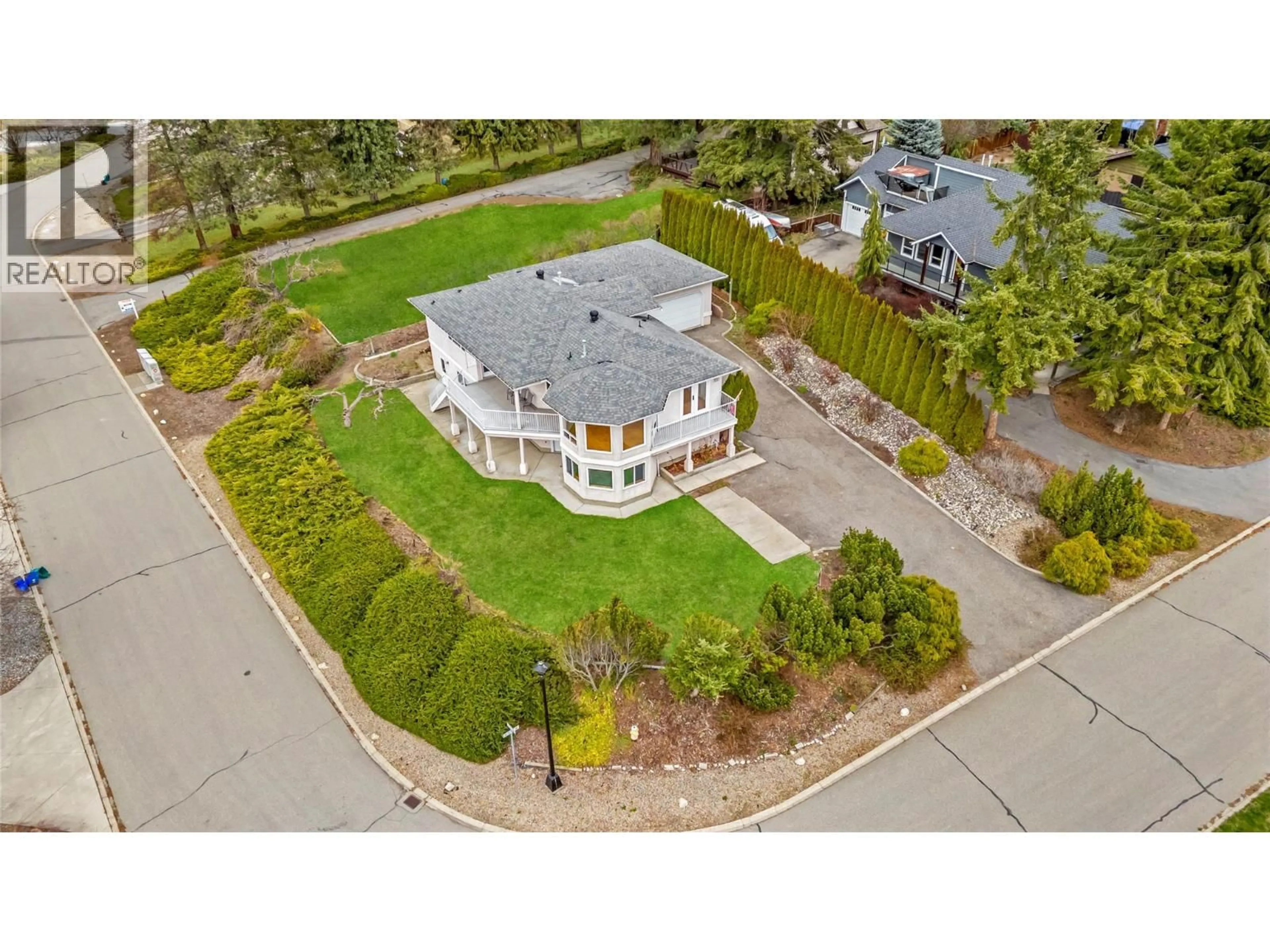 A pic from outside/outdoor area/front of a property/back of a property/a pic from drone, street for 1131 50 AVENUE NORTHEAST, Salmon Arm British Columbia V1E3N1