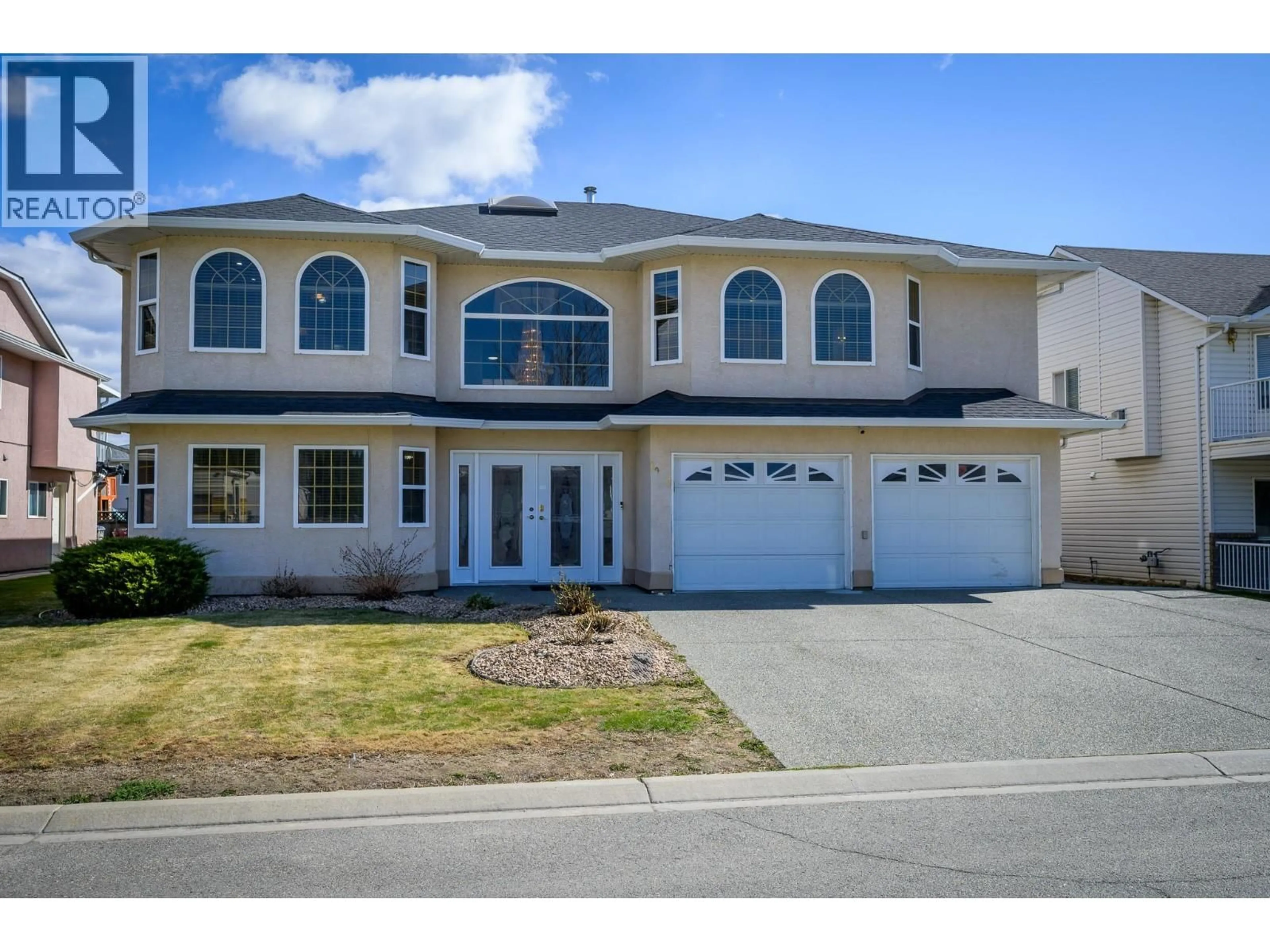 Home with vinyl exterior material, street for 1057 LINCOLN COURT, Kamloops British Columbia V2B8L5