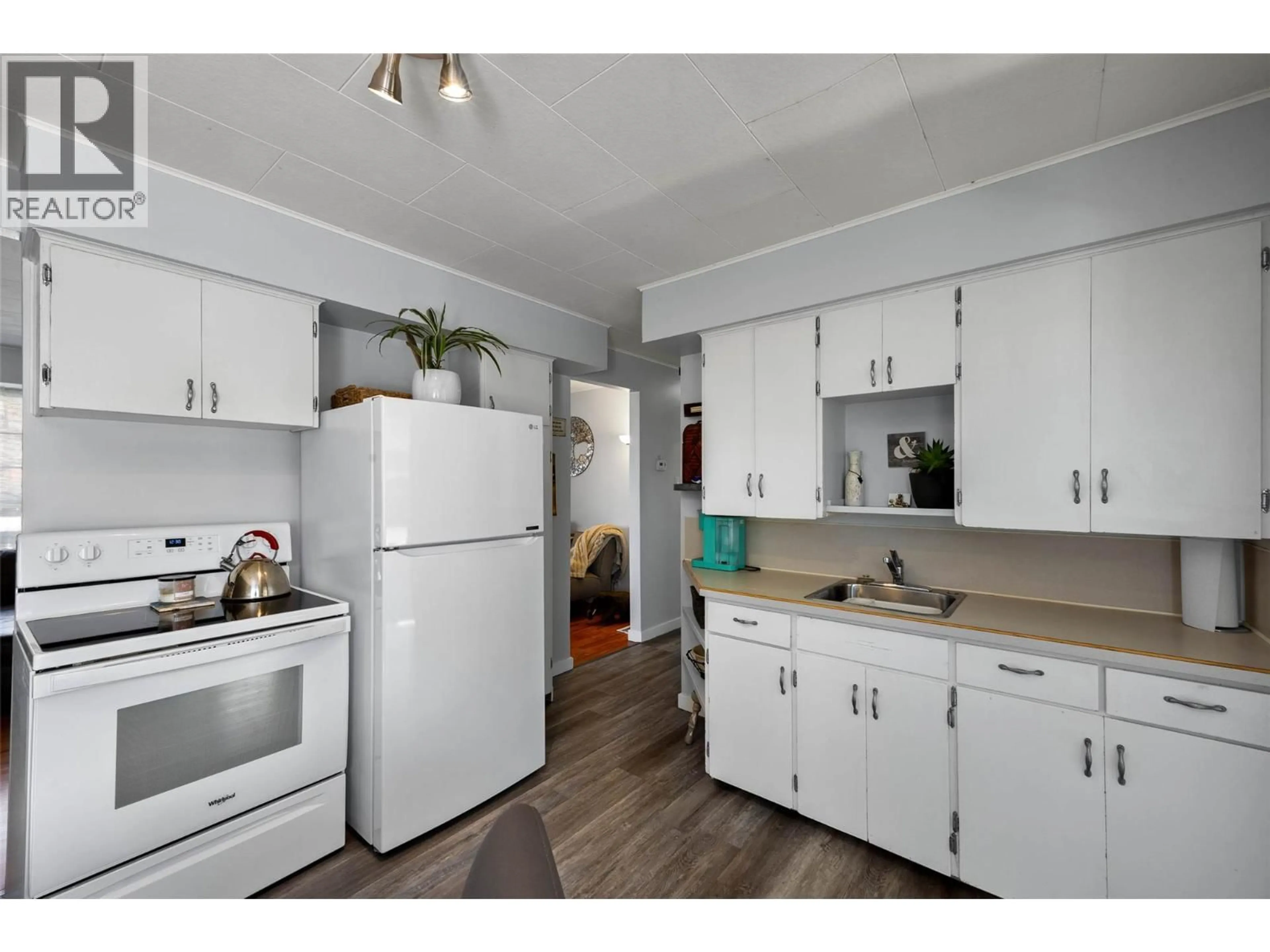 Standard kitchen, wood/laminate floor for 957 PINE STREET, Kamloops British Columbia V2C3A3