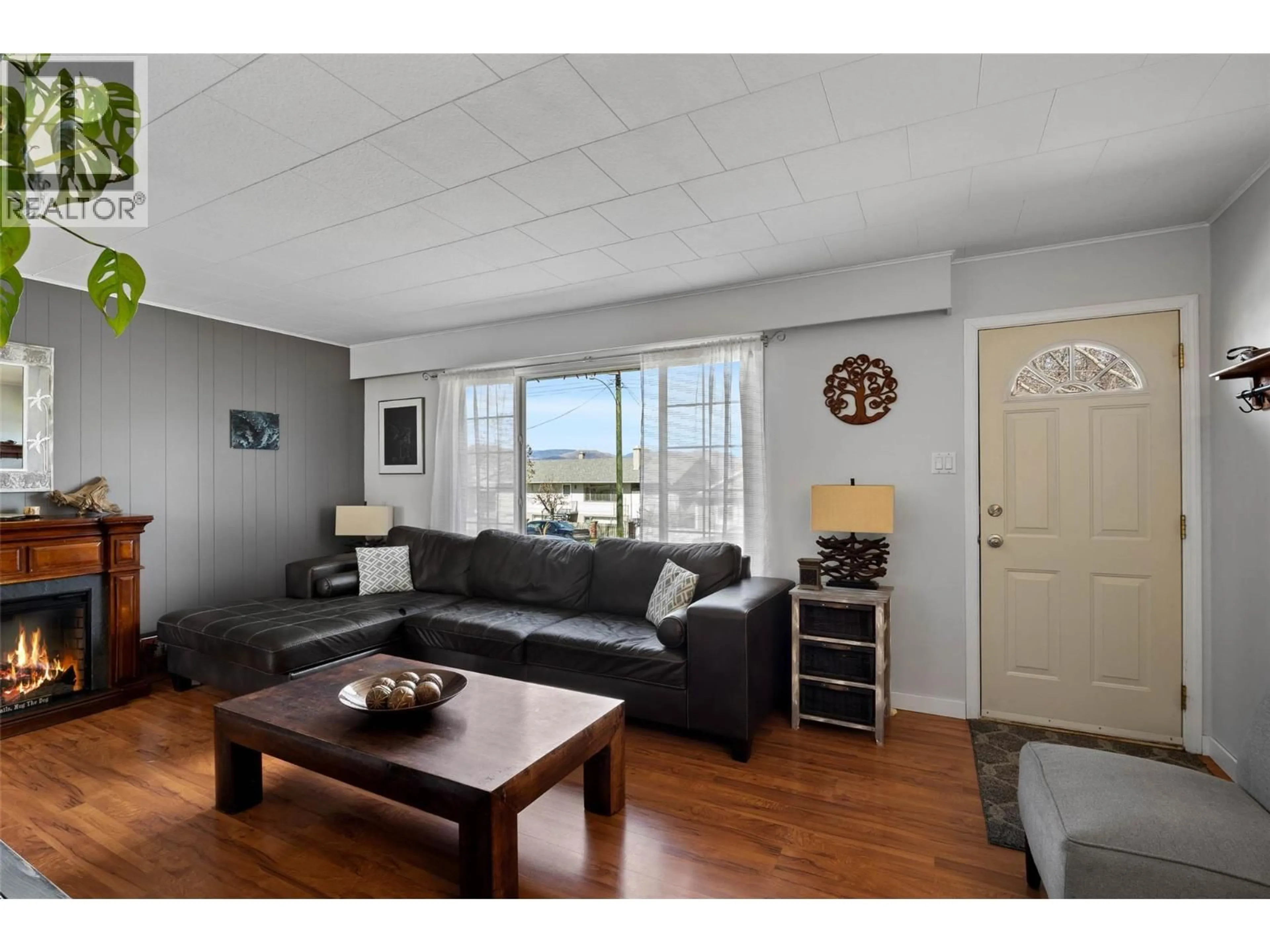 Living room with furniture, wood/laminate floor for 957 PINE STREET, Kamloops British Columbia V2C3A3