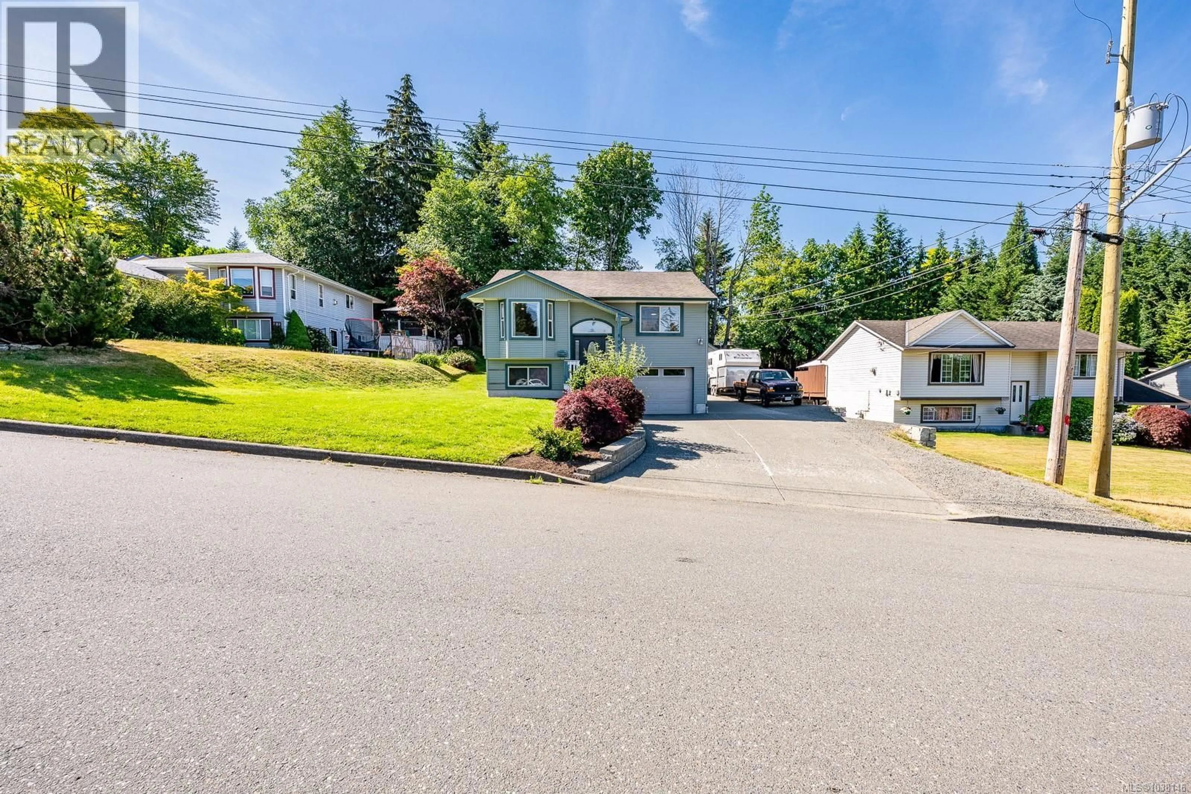 A pic from outside/outdoor area/front of a property/back of a property/a pic from drone, street for 809 WILLOWCREST ROAD, Campbell River British Columbia V9W5L1