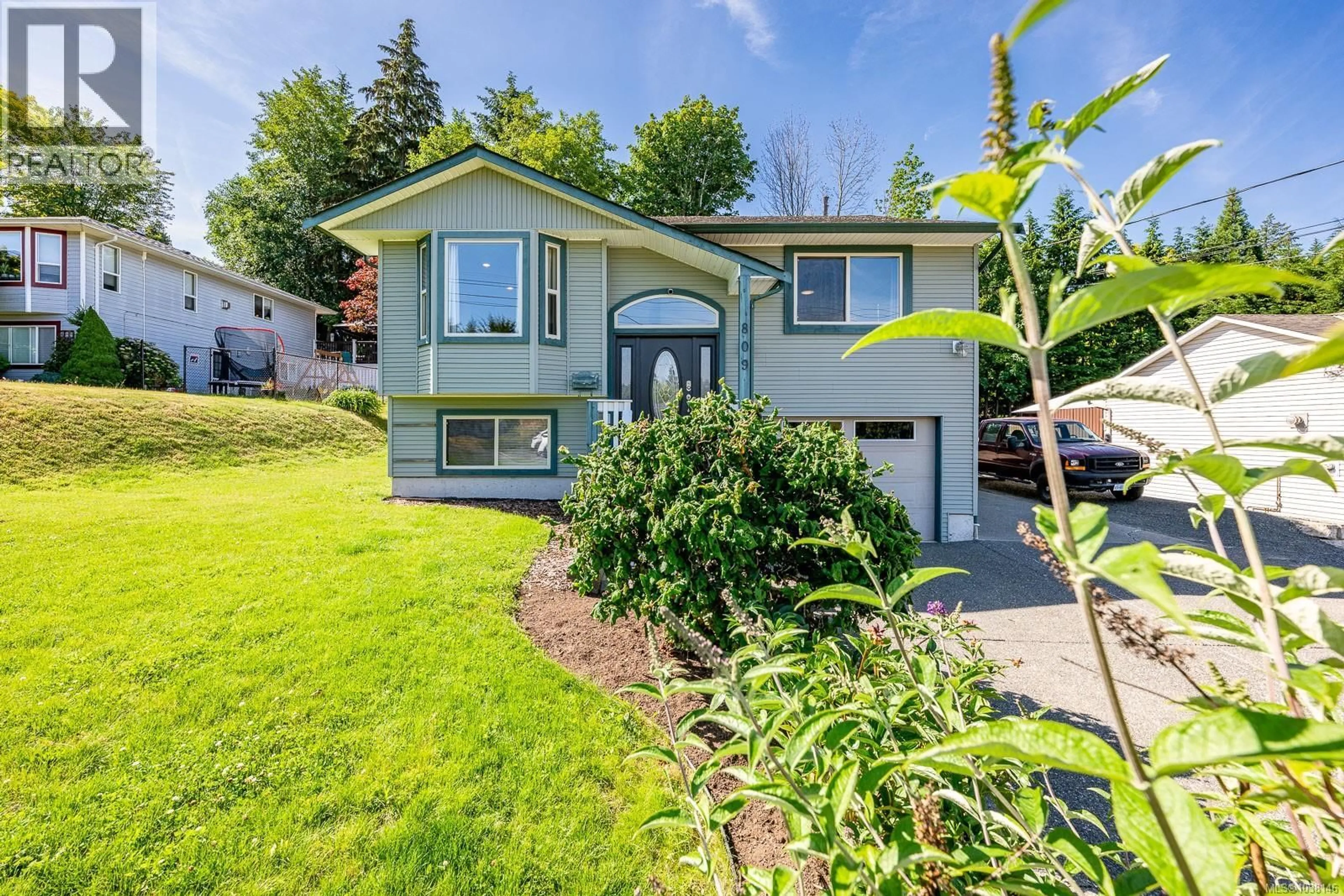 Home with vinyl exterior material, street for 809 WILLOWCREST ROAD, Campbell River British Columbia V9W5L1