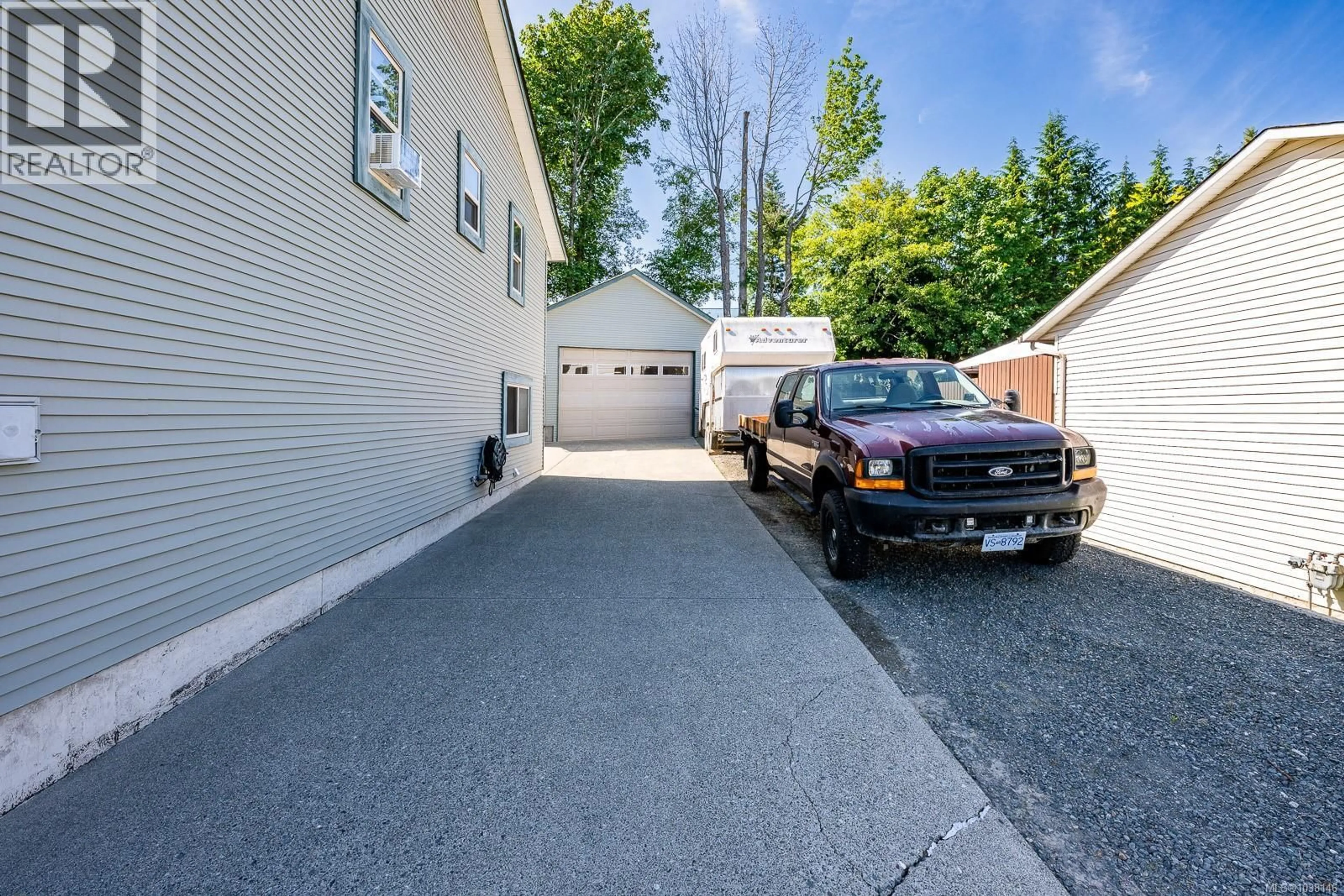 Indoor garage for 809 WILLOWCREST ROAD, Campbell River British Columbia V9W5L1