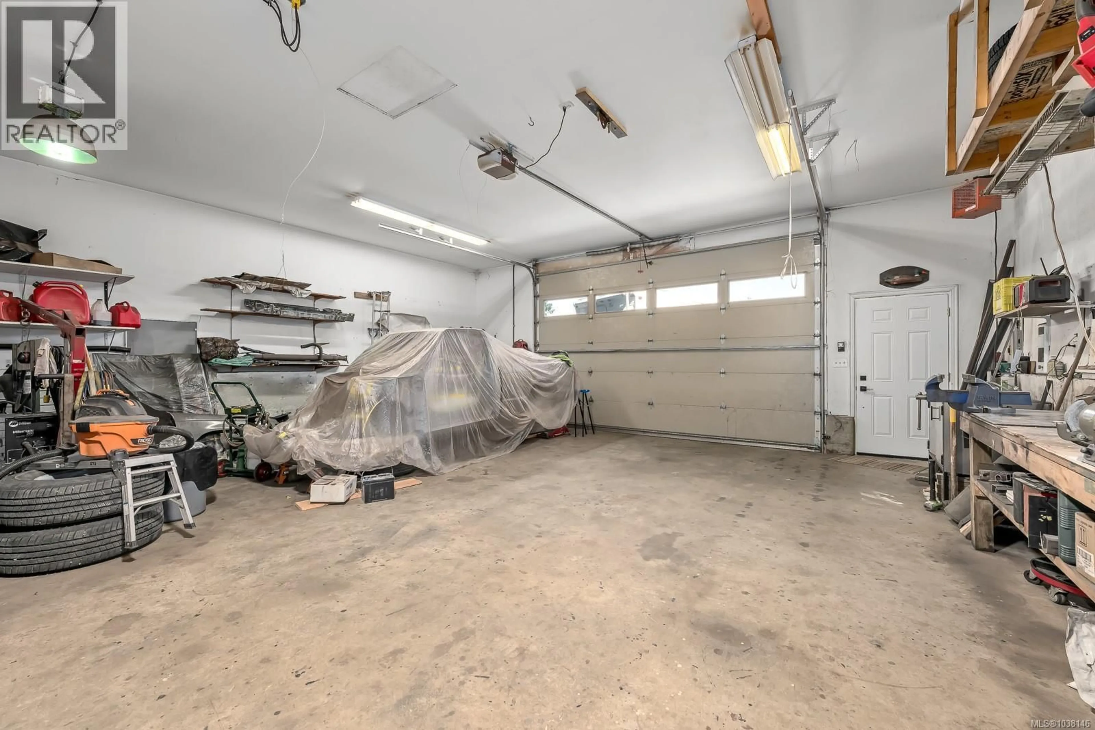 Indoor garage for 809 WILLOWCREST ROAD, Campbell River British Columbia V9W5L1