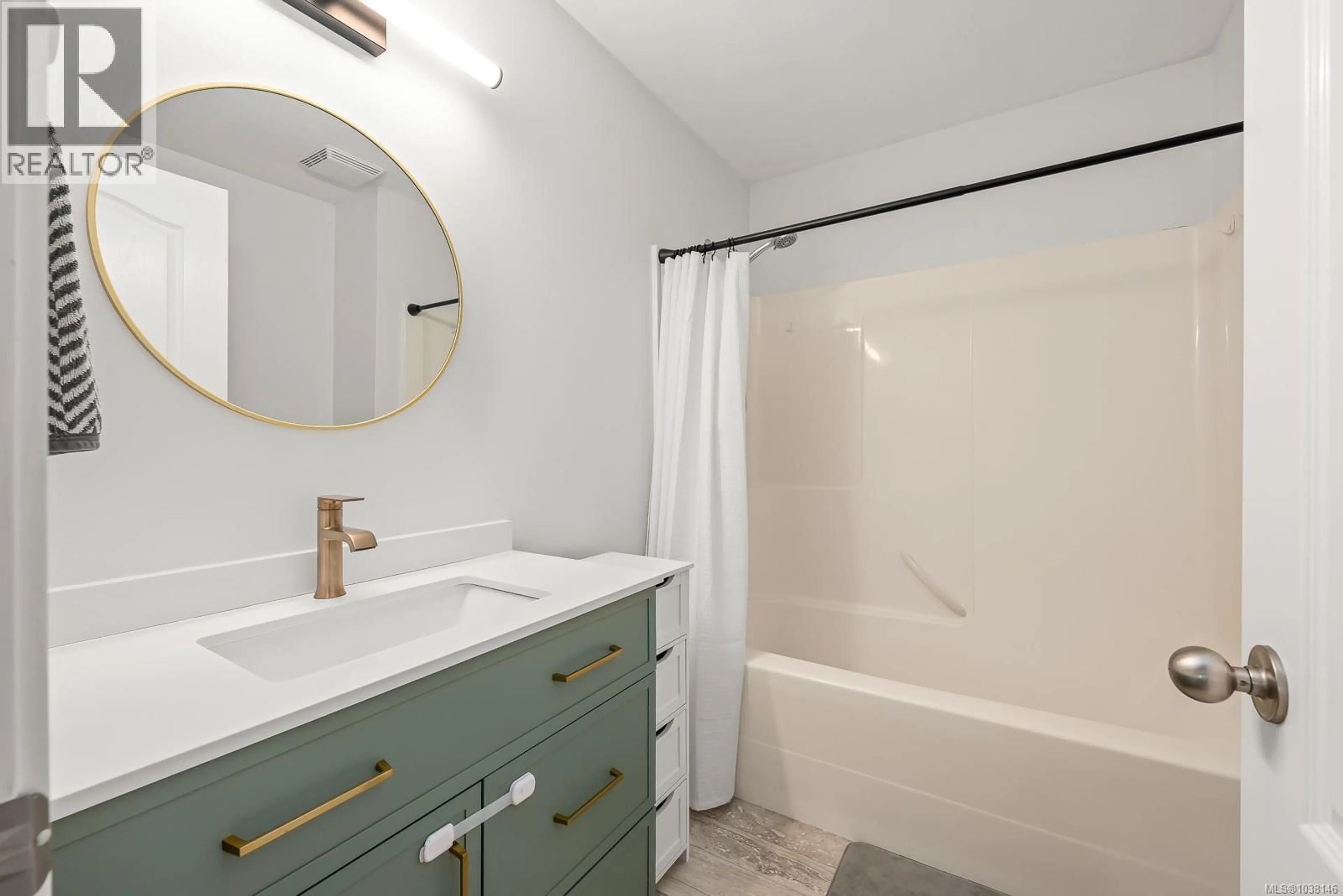 Standard bathroom, ceramic/tile floor for 809 WILLOWCREST ROAD, Campbell River British Columbia V9W5L1