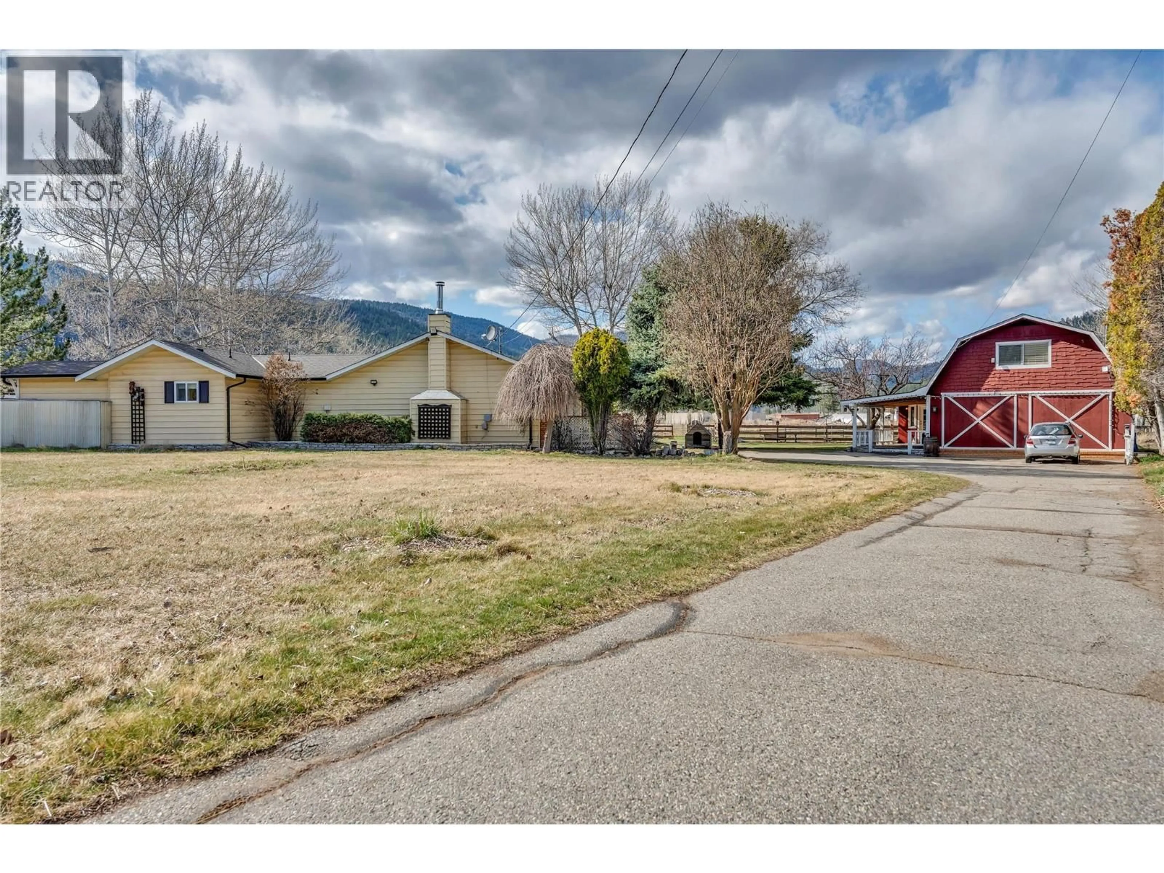 A pic from outside/outdoor area/front of a property/back of a property/a pic from drone, street for 212 CARR CRESCENT, Oliver British Columbia V0H1T5