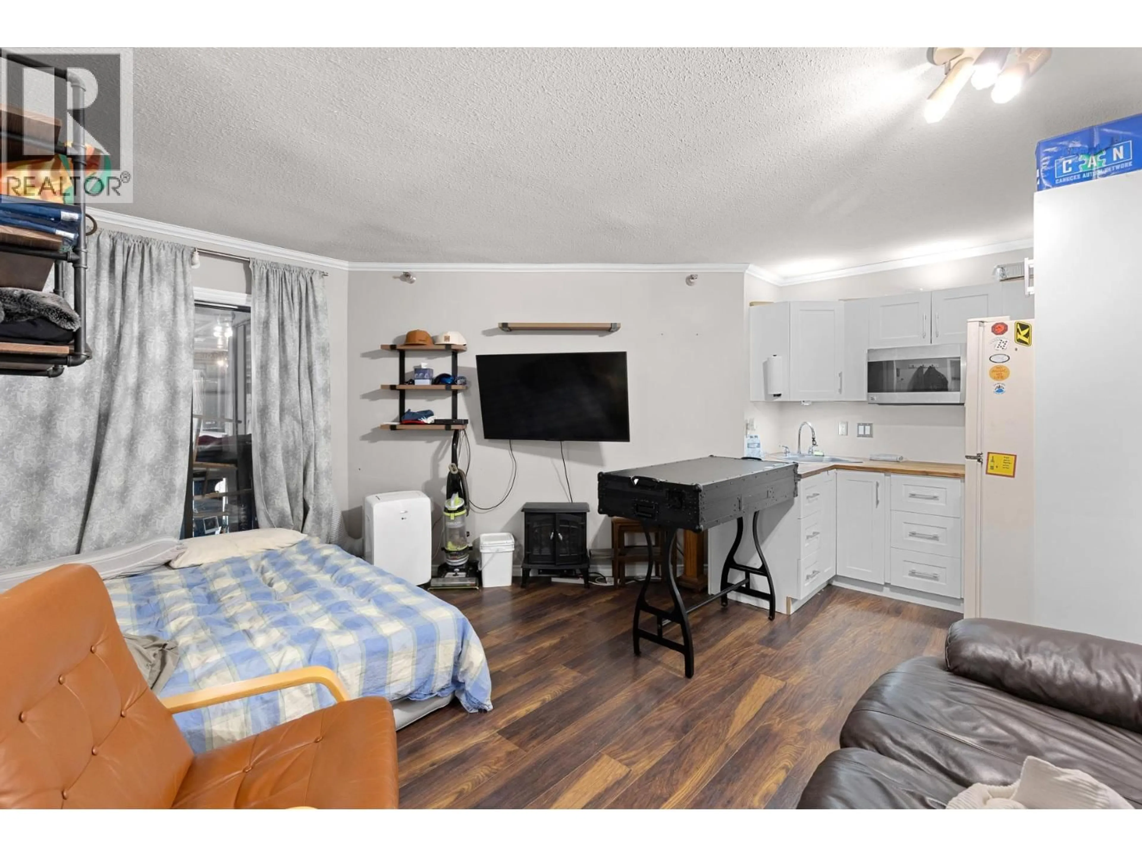 Open concept kitchen, wood/laminate floor for 315 - 20 KETTLE VIEW ROAD, Big White British Columbia V1P1P3