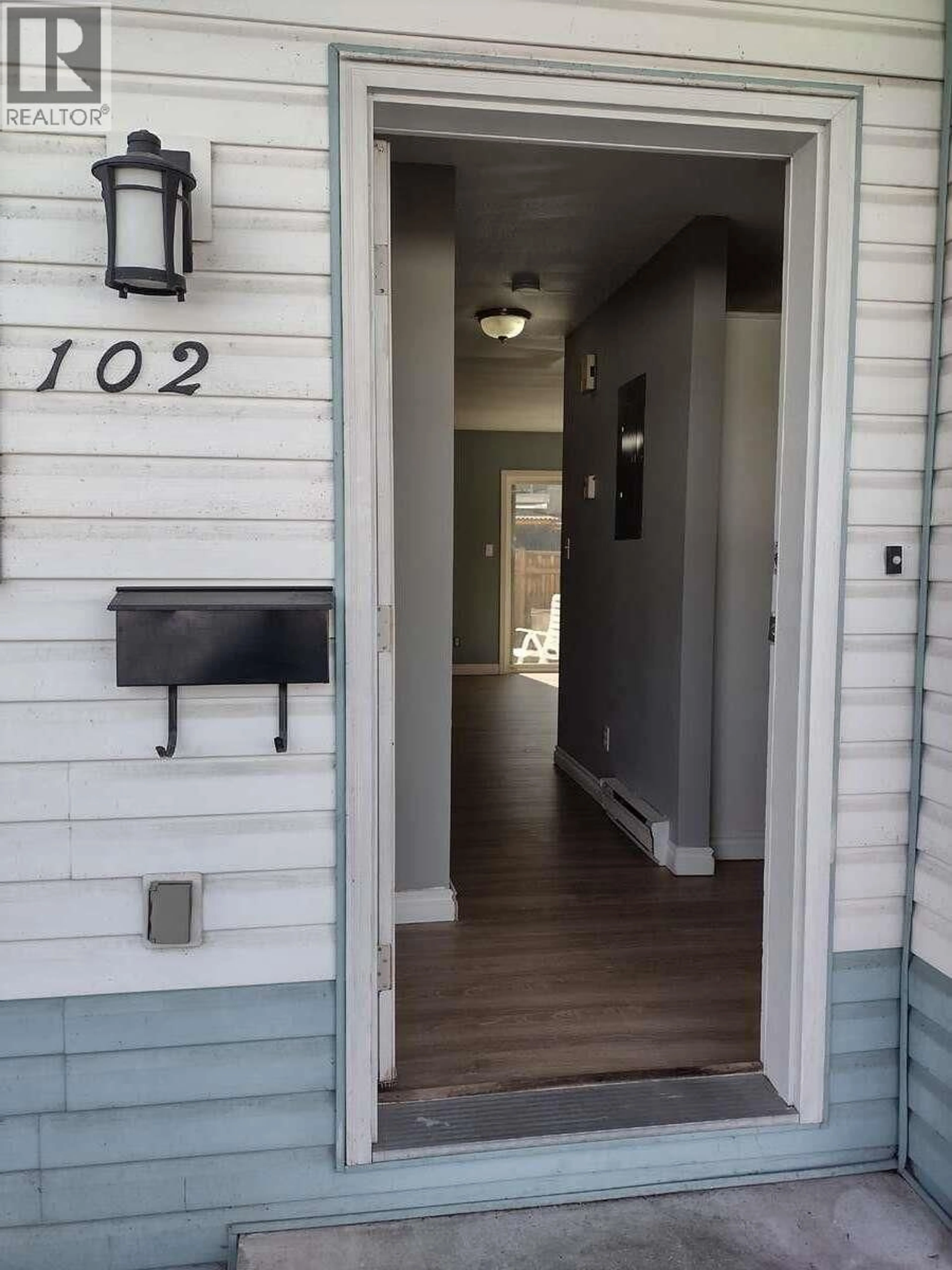 Indoor entryway for 102 - 940 OAKVILLE STREET, Penticton British Columbia V2A8J6