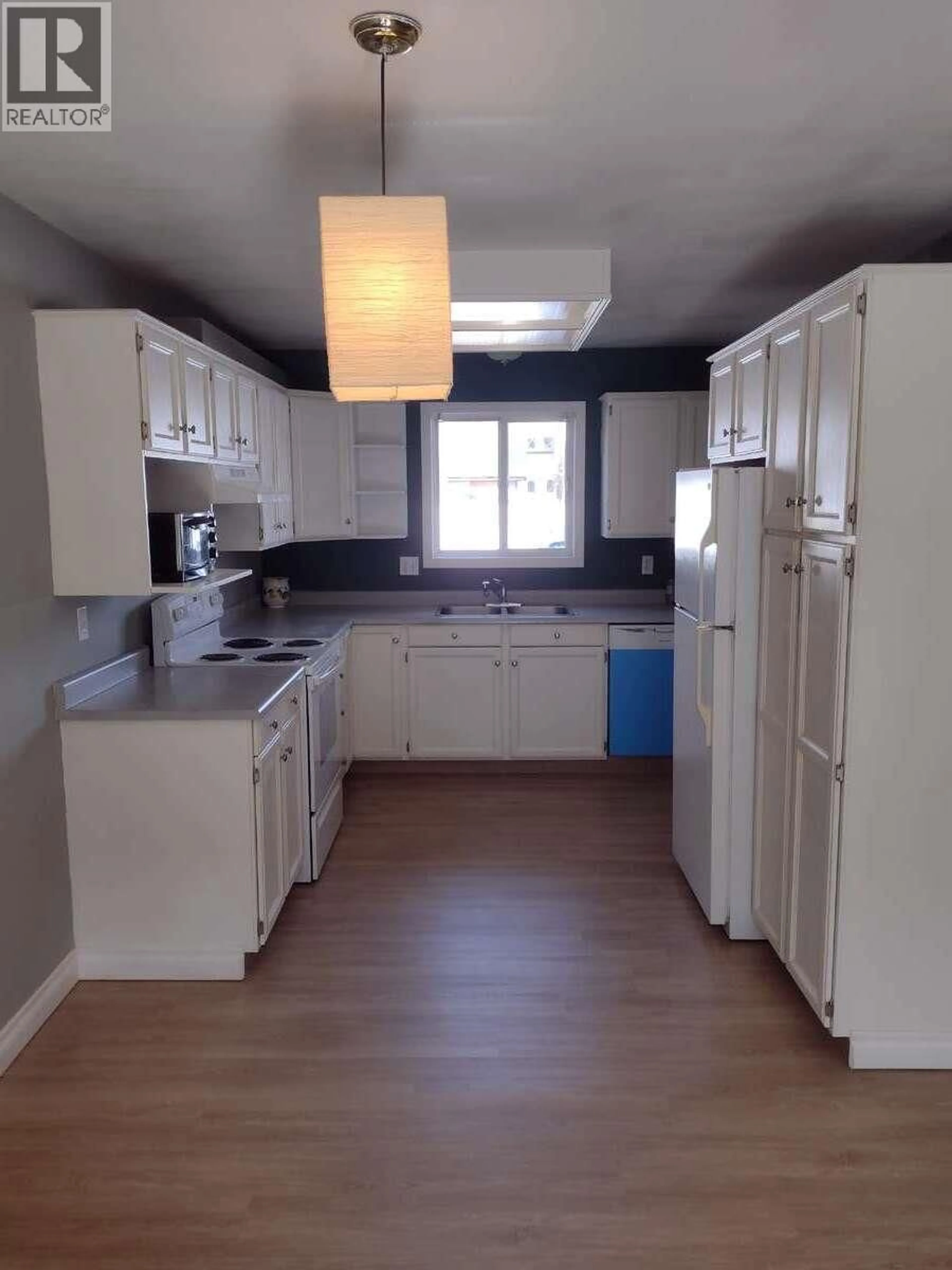 Standard kitchen, wood/laminate floor for 102 - 940 OAKVILLE STREET, Penticton British Columbia V2A8J6