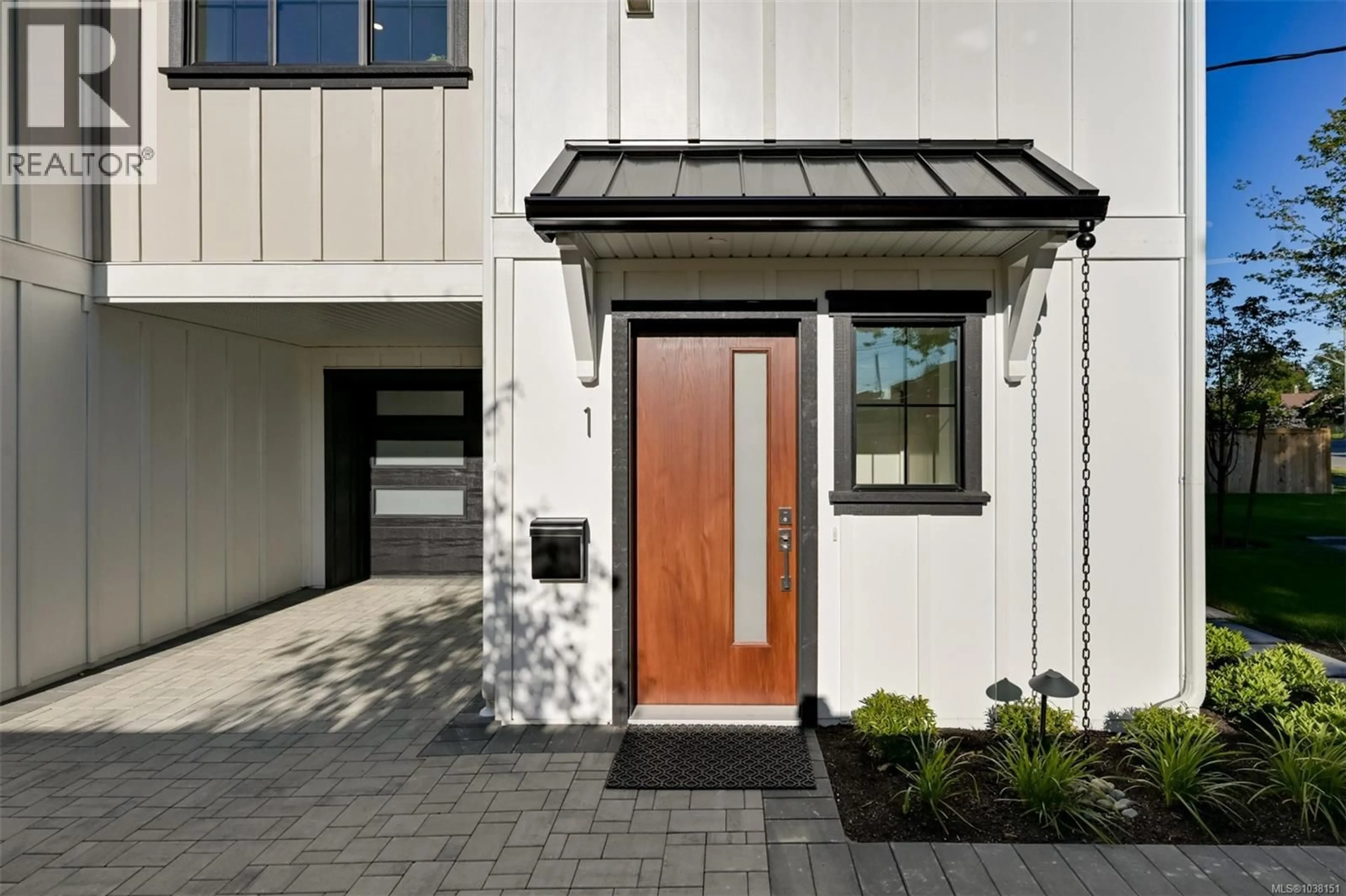 Indoor entryway for 1 - 2268 BOWKER AVENUE, Oak Bay British Columbia V8R2E4