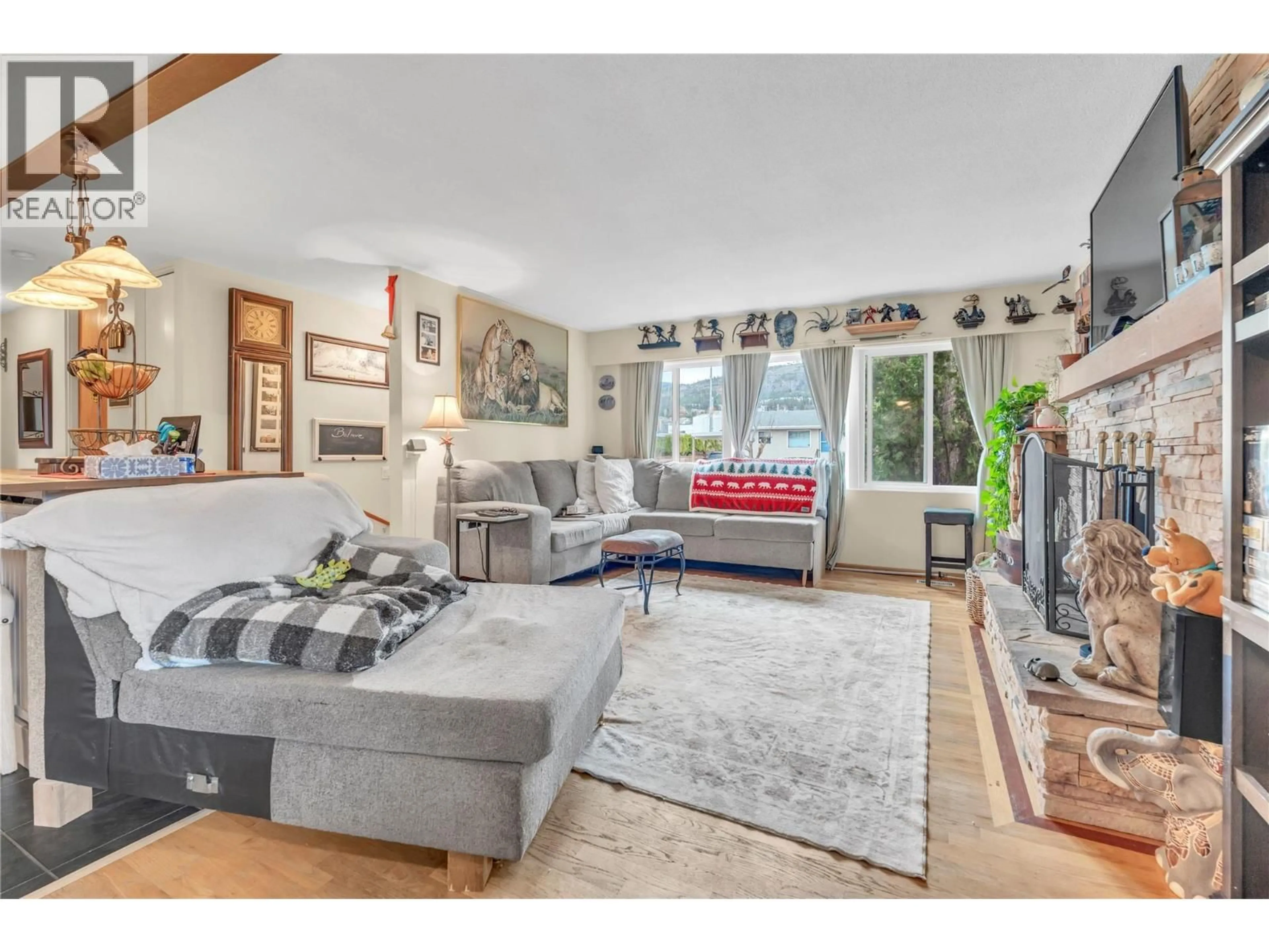 Living room with furniture, unknown for 2471 MCKENZIE STREET, Penticton British Columbia V2A6H9