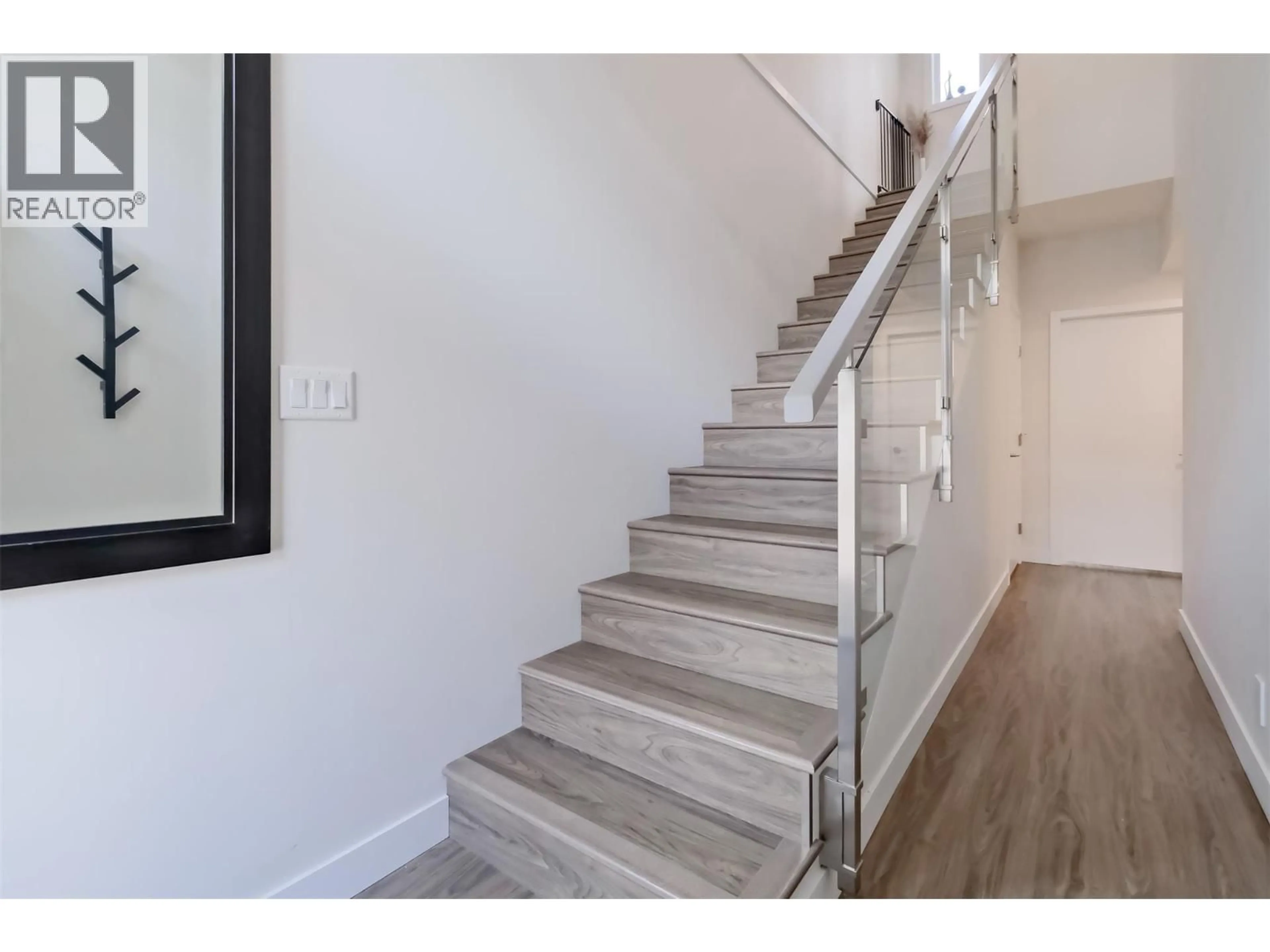 Stairs for 4 - 3719 WOODSDALE ROAD, Lake Country British Columbia V4V1X2