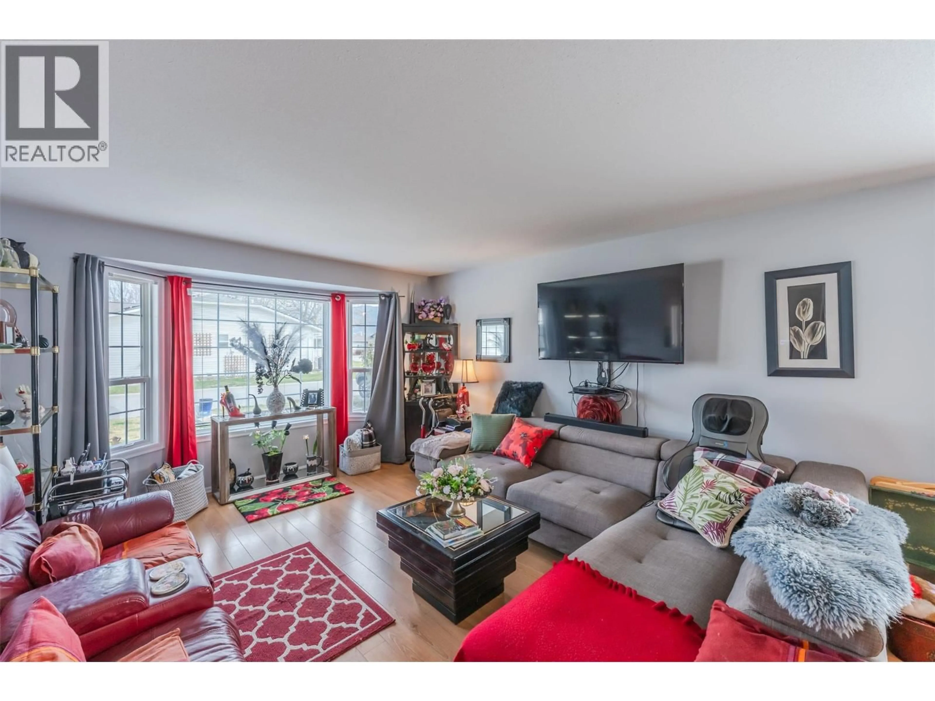 Living room with furniture, unknown for 322 FALCON DRIVE, Penticton British Columbia V2A8K6