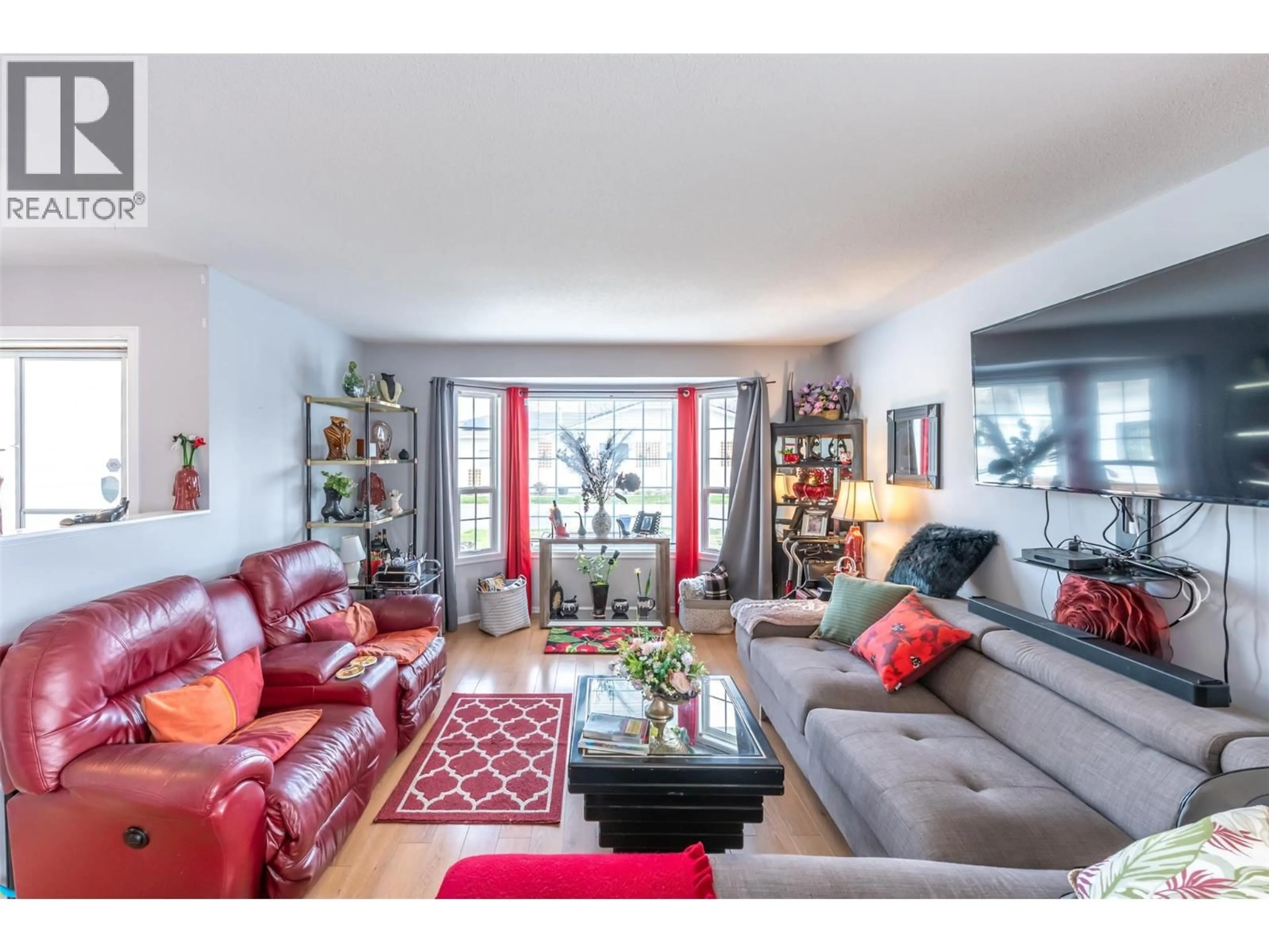 Living room with furniture, unknown for 322 FALCON DRIVE, Penticton British Columbia V2A8K6