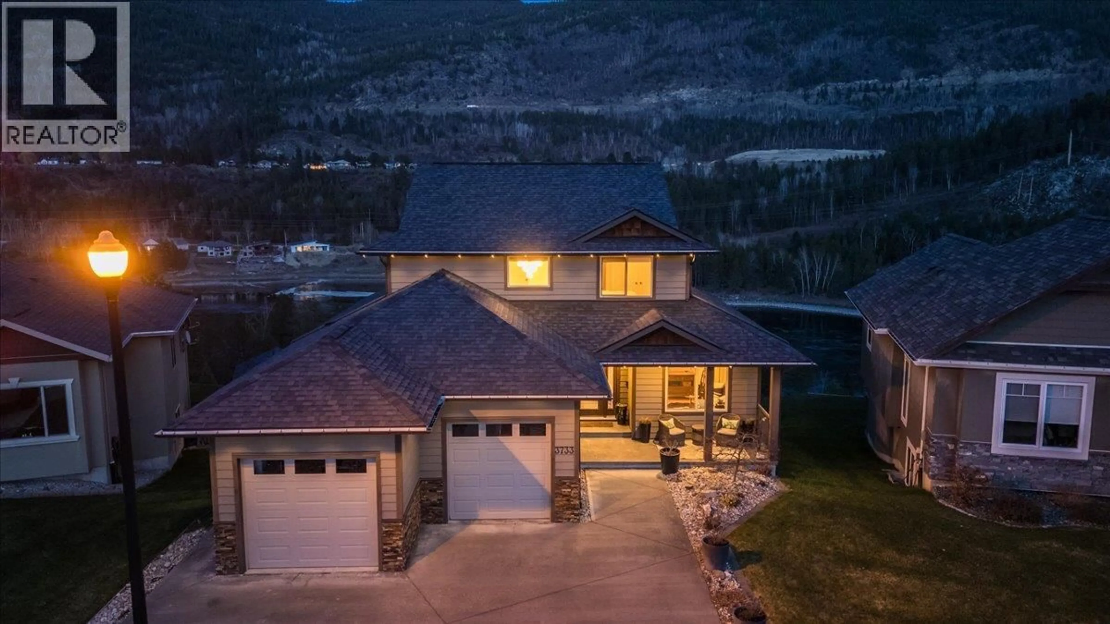 A pic from outside/outdoor area/front of a property/back of a property/a pic from drone, water/lake/river/ocean view for 3733 WILLISTON ROAD, Castlegar British Columbia V1N4Y4