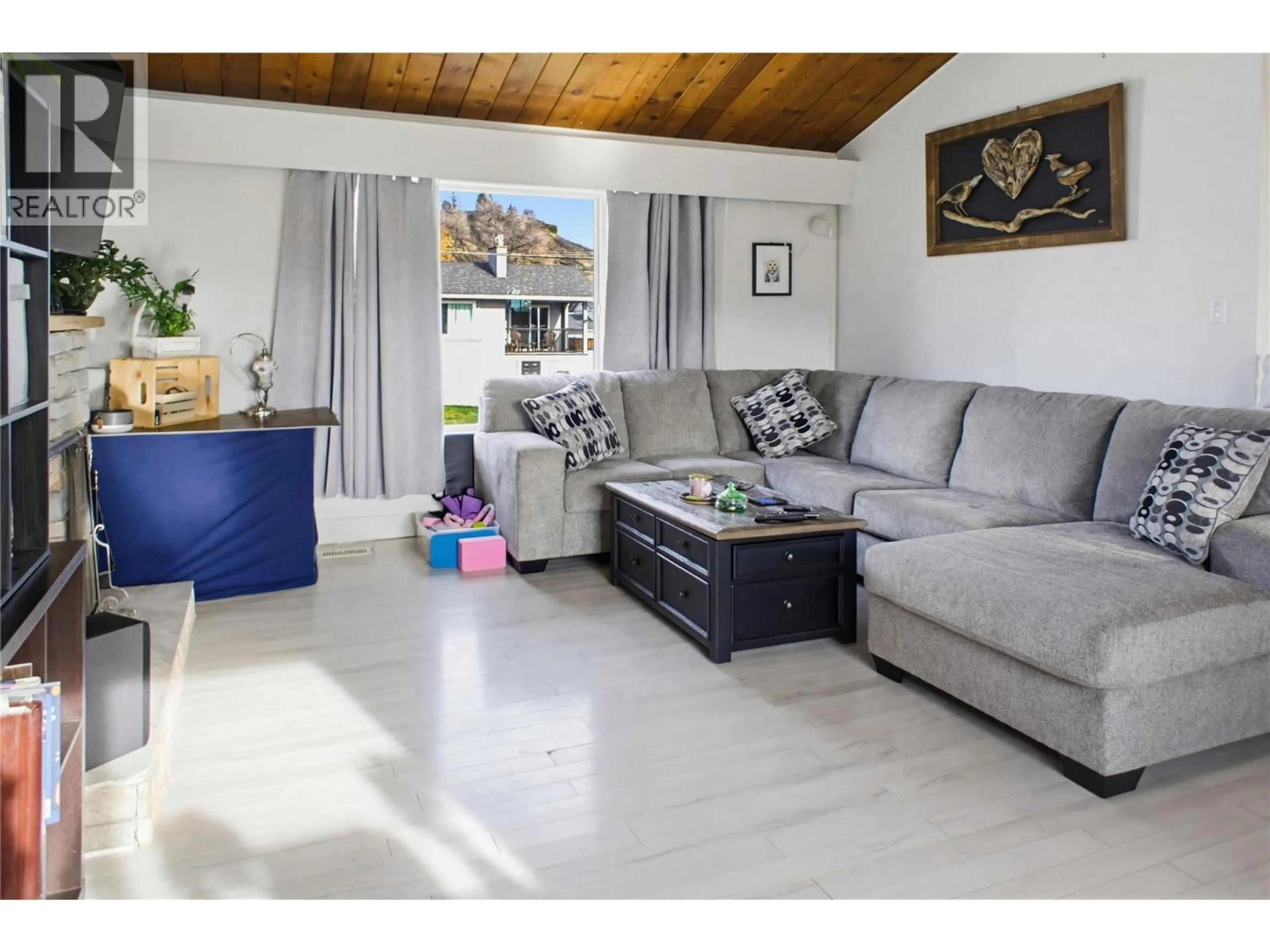 Living room with furniture, unknown for 1271 KIMBERLEY CRESCENT, Kamloops British Columbia V2B3B8