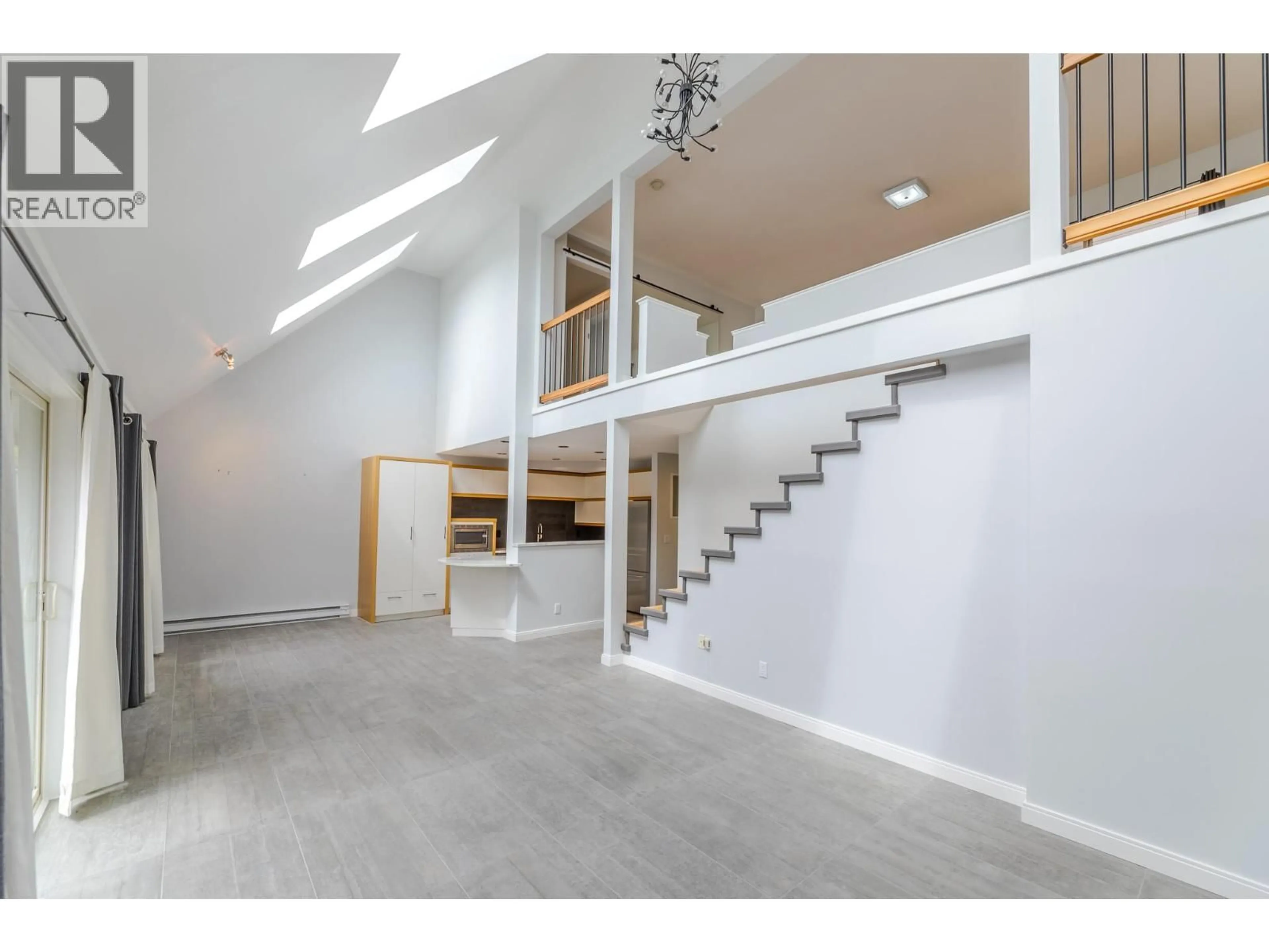 Indoor foyer for 201 - 335 CHURCHILL AVENUE, Penticton British Columbia V2A1C9