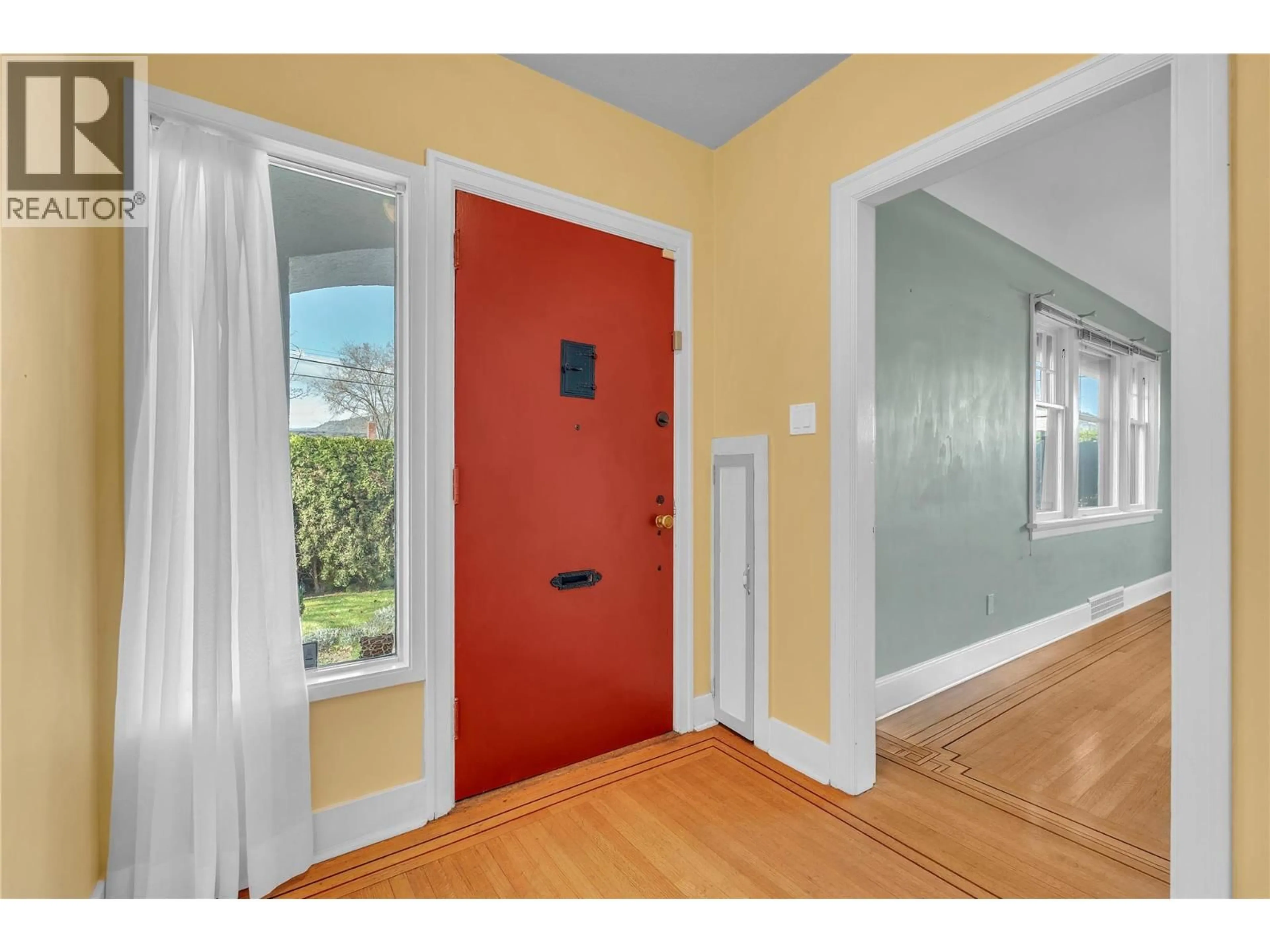 Indoor entryway for 702 WINNIPEG STREET, Penticton British Columbia V2A5N3