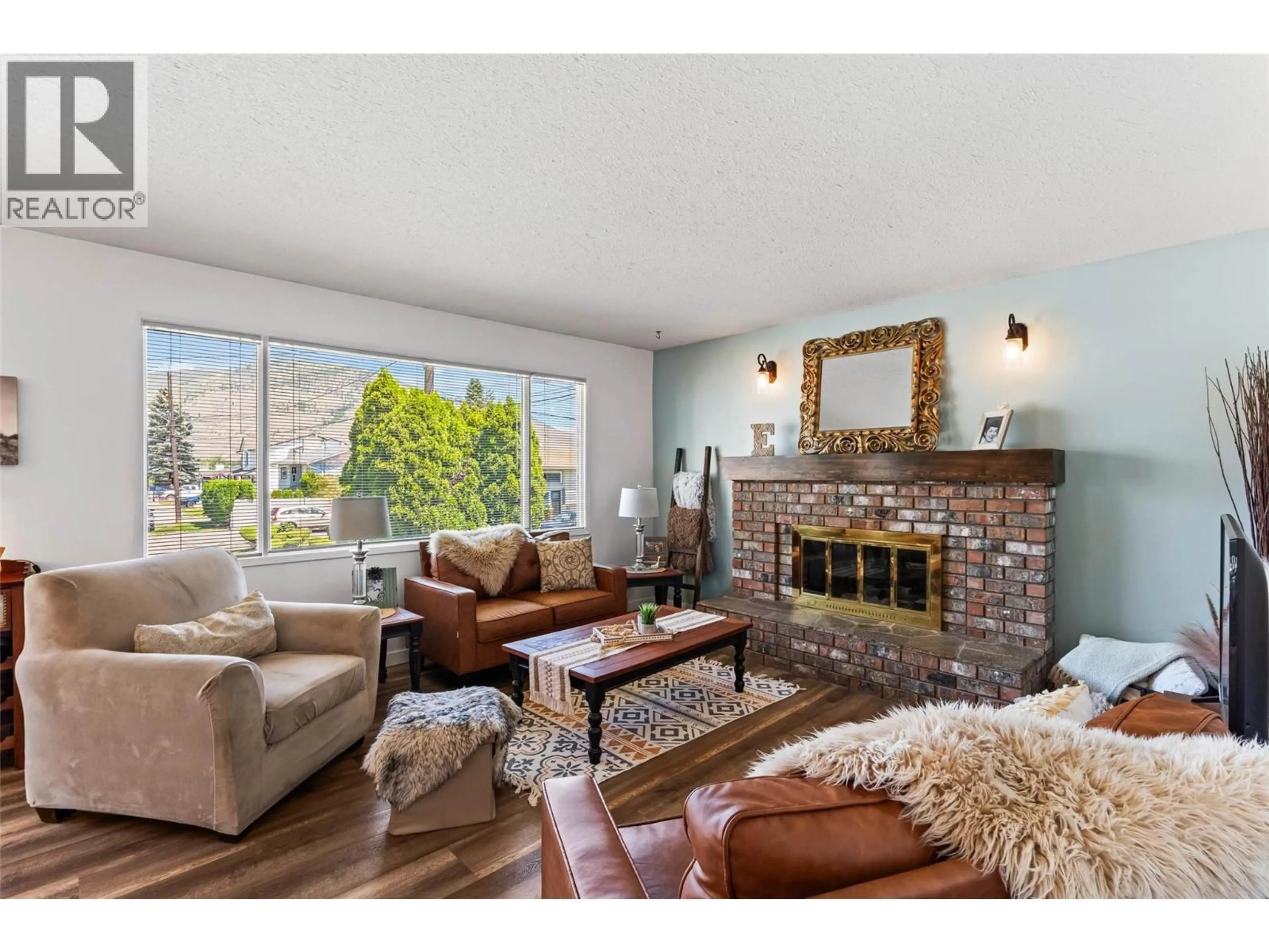 Living room with furniture, wood/laminate floor for 1683 SHERIDAN DRIVE, Kamloops British Columbia V2B6B1