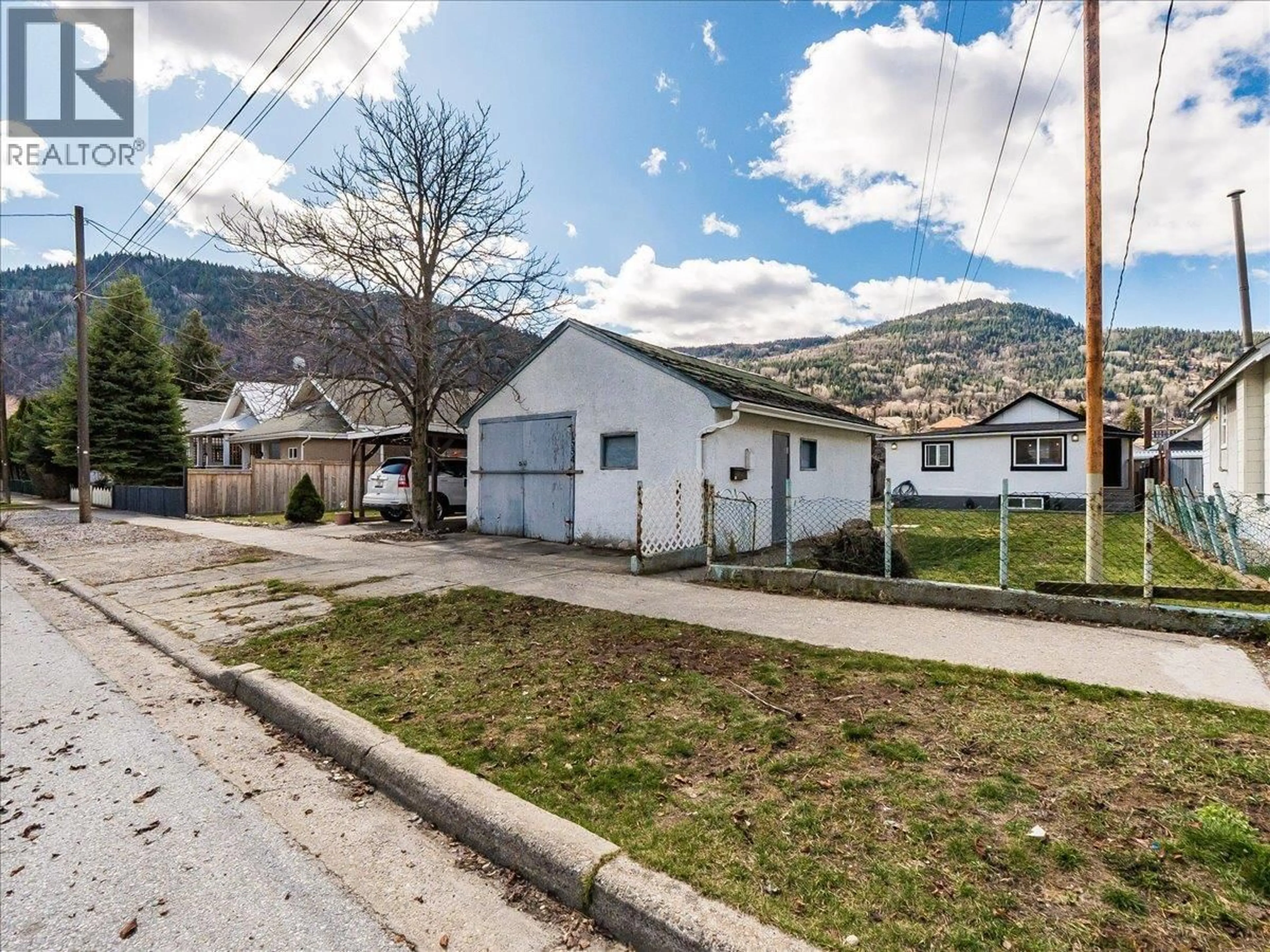 A pic from outside/outdoor area/front of a property/back of a property/a pic from drone, street for 1534 FIFTH AVENUE, Trail British Columbia V1R1T8