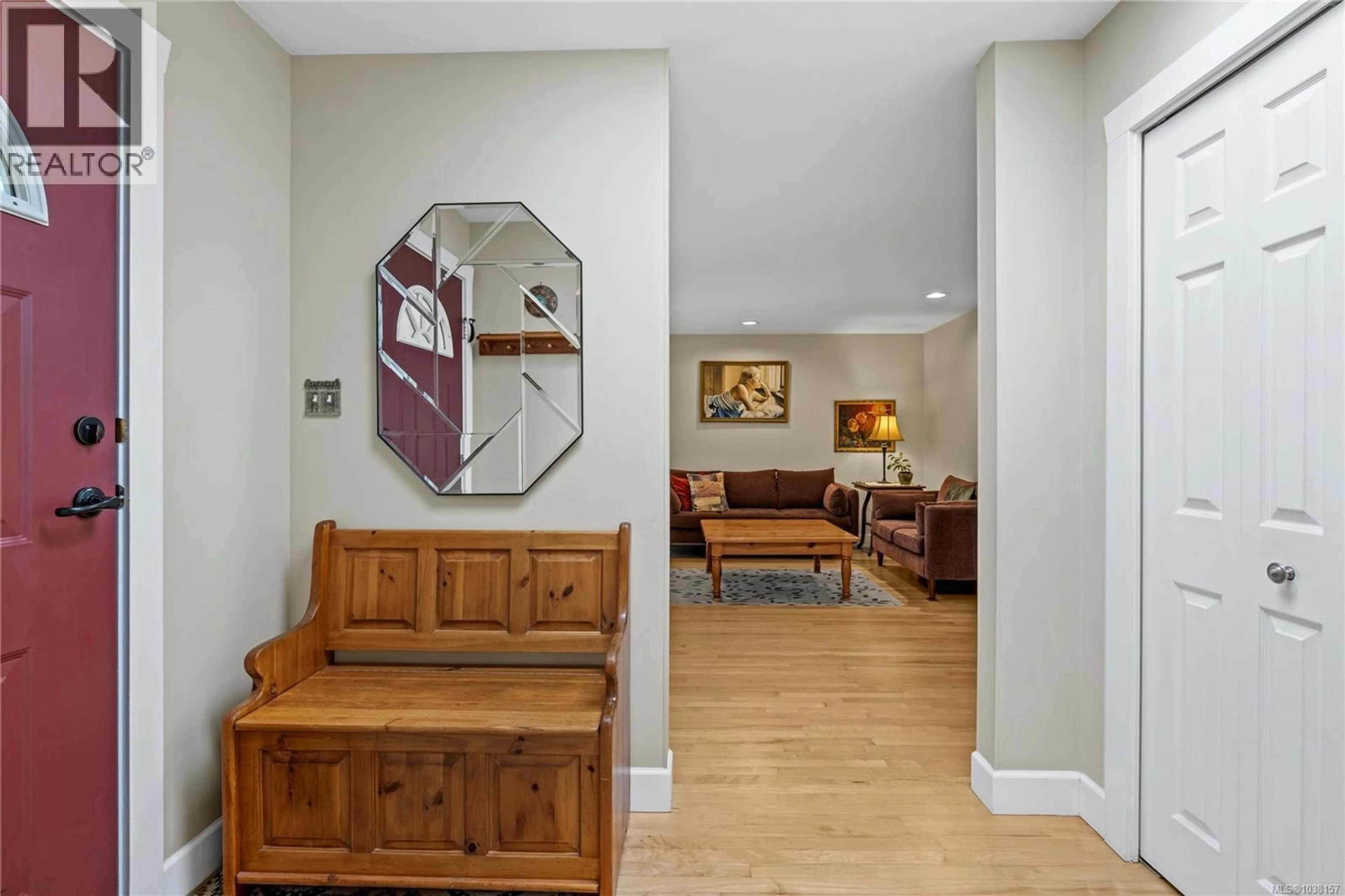Indoor foyer for 2184 MICHIGAN WAY, Nanaimo British Columbia V9R6S1