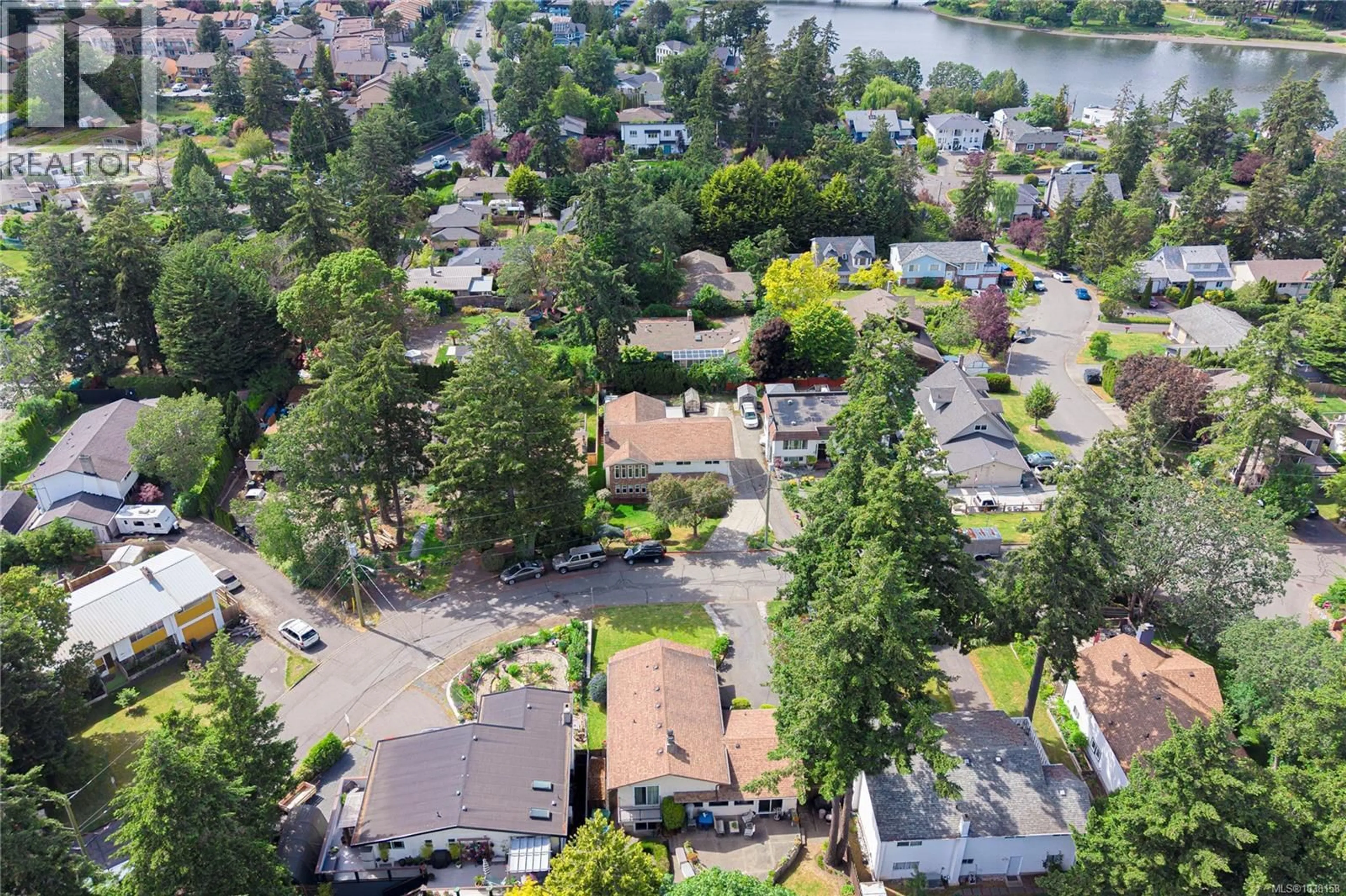 A pic from outside/outdoor area/front of a property/back of a property/a pic from drone, unknown for 916 RANKIN ROAD, Esquimalt British Columbia V9A6V6
