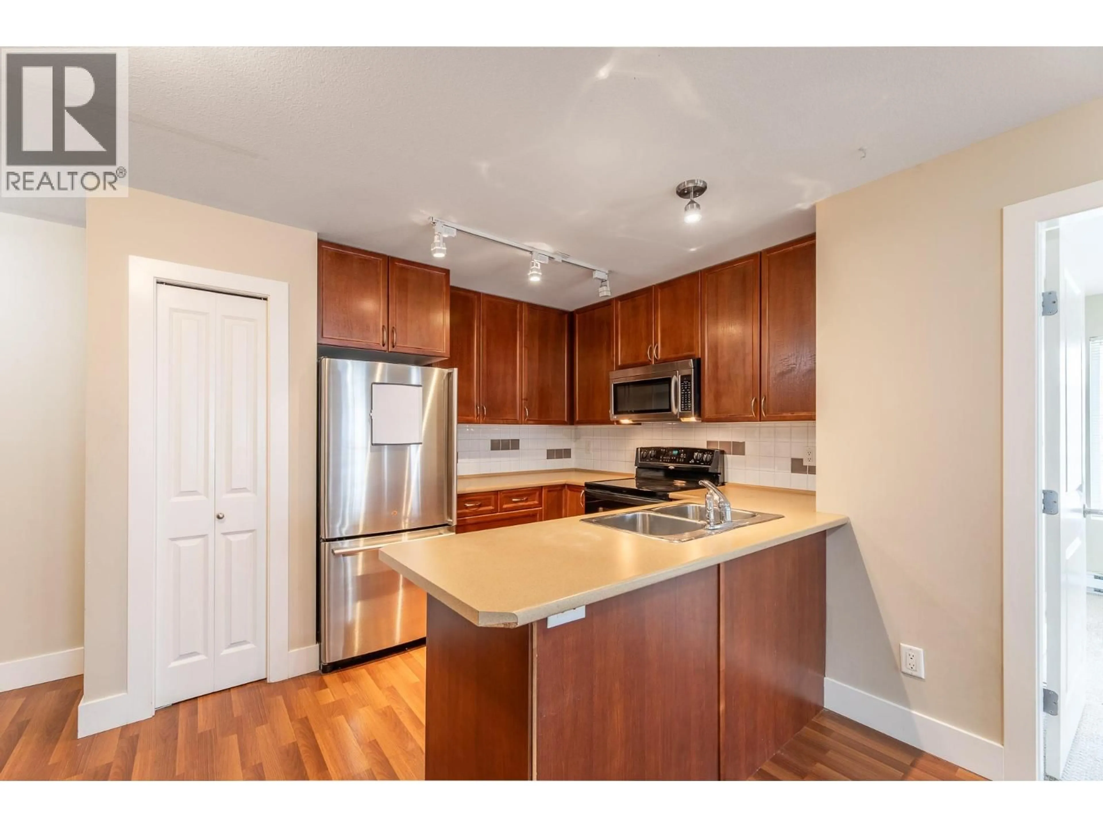 Standard kitchen, wood/laminate floor for 203 - 256 HASTINGS AVENUE, Penticton British Columbia V2A2V6