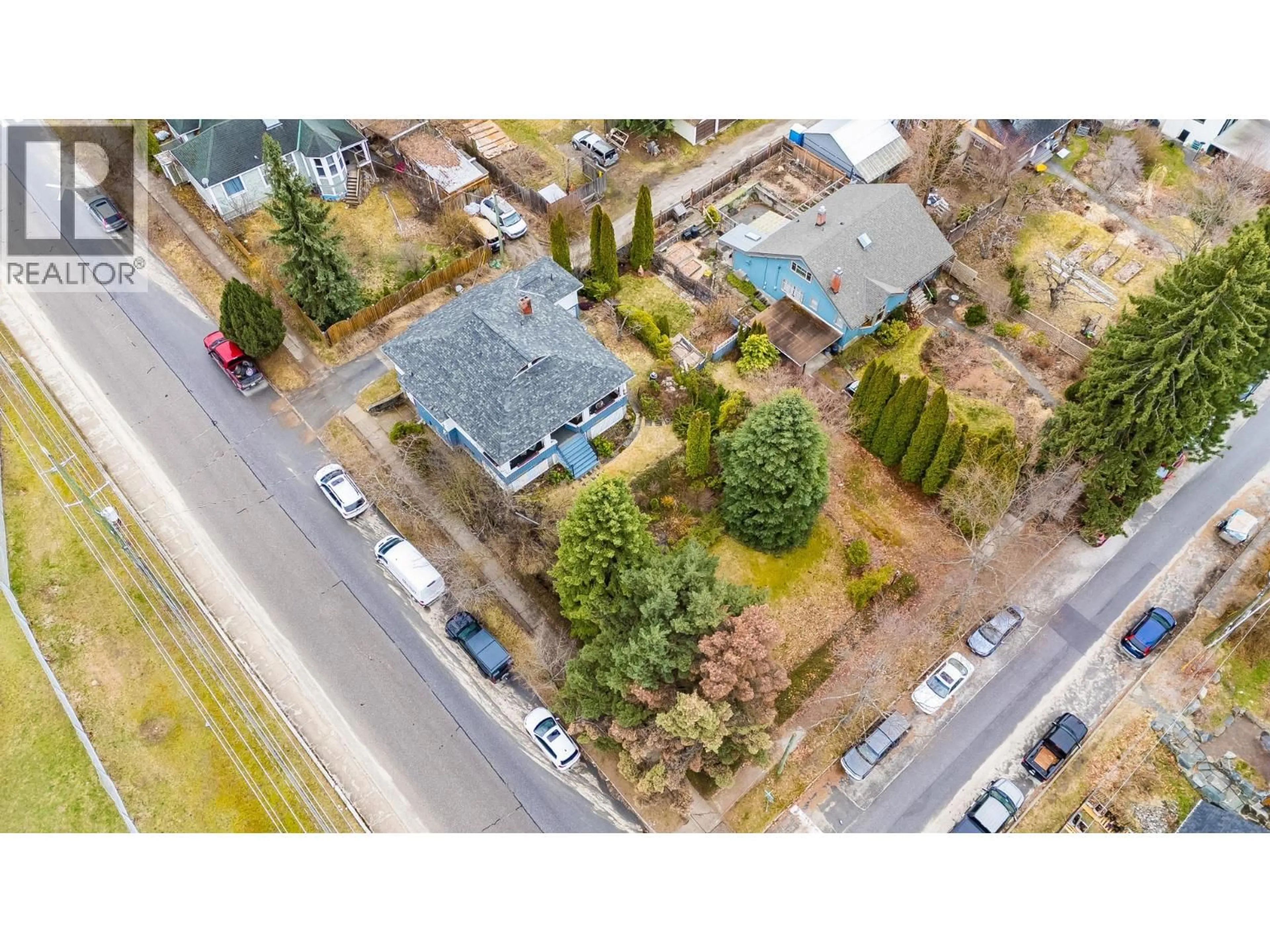 A pic from outside/outdoor area/front of a property/back of a property/a pic from drone, street for 524 HOOVER STREET, Nelson British Columbia V1L4W9