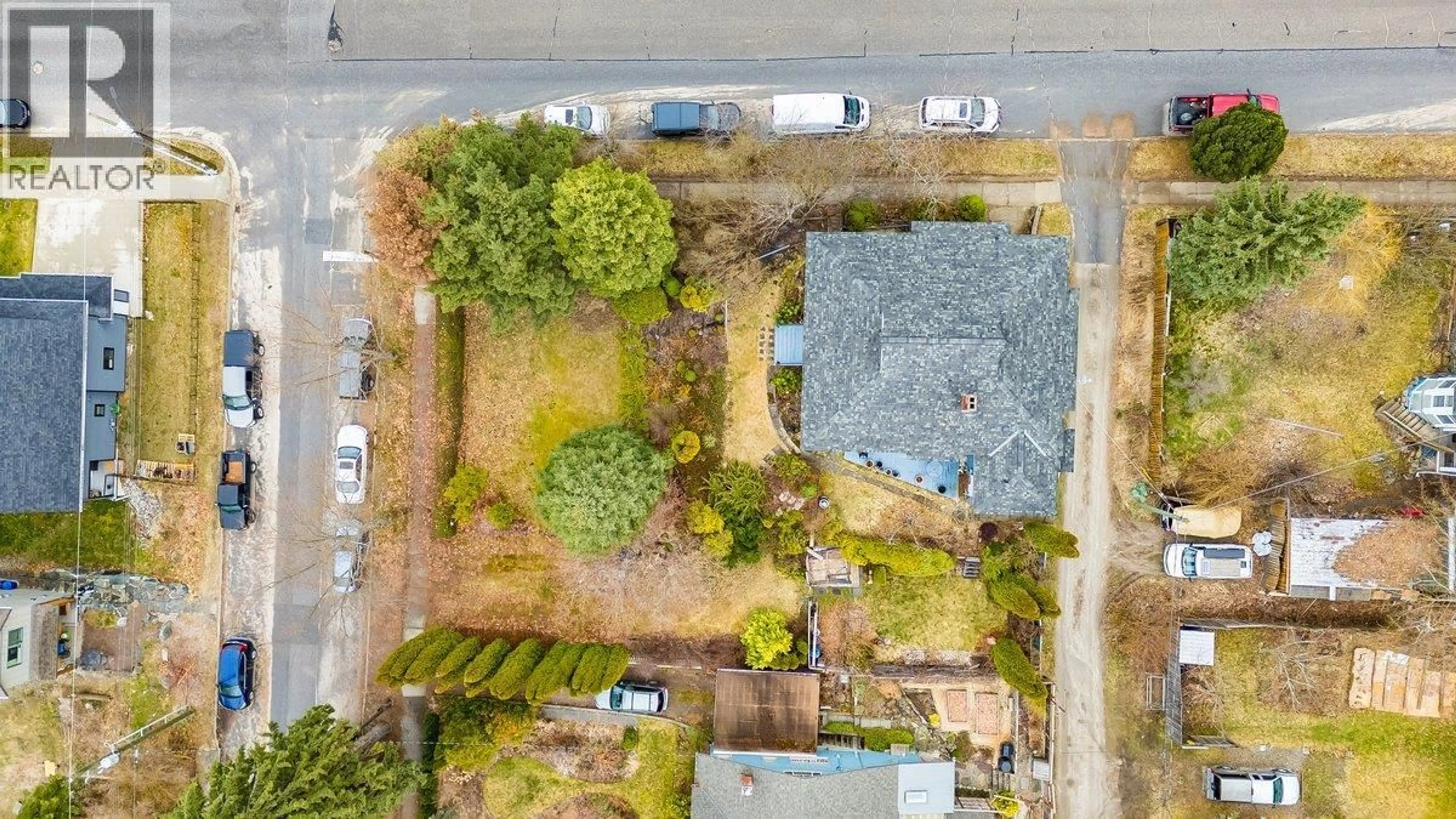 A pic from outside/outdoor area/front of a property/back of a property/a pic from drone, street for 524 HOOVER STREET, Nelson British Columbia V1L4W9