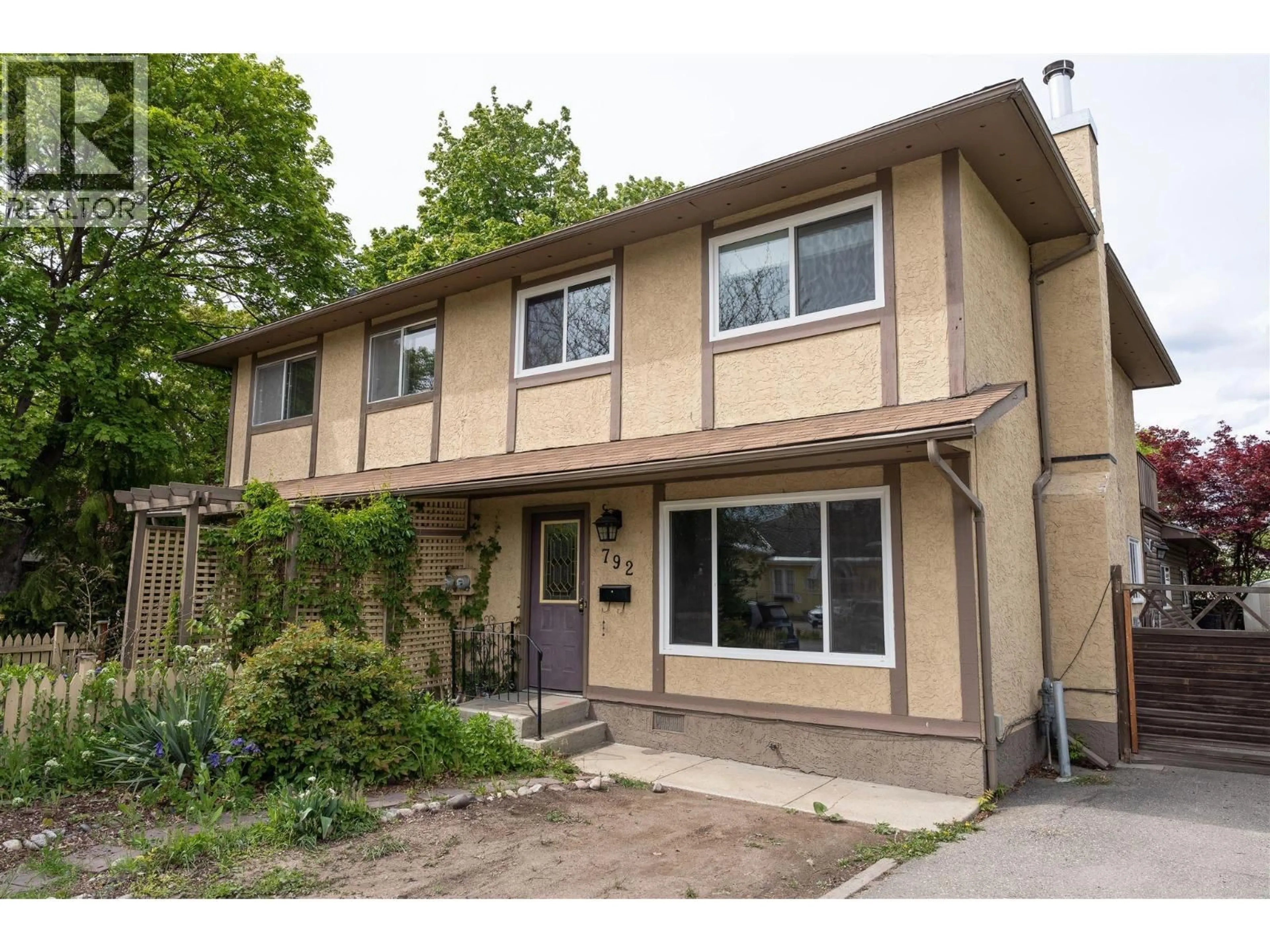 Home with vinyl exterior material, street for 792 DEHART AVENUE, Kelowna British Columbia V1Y6A1