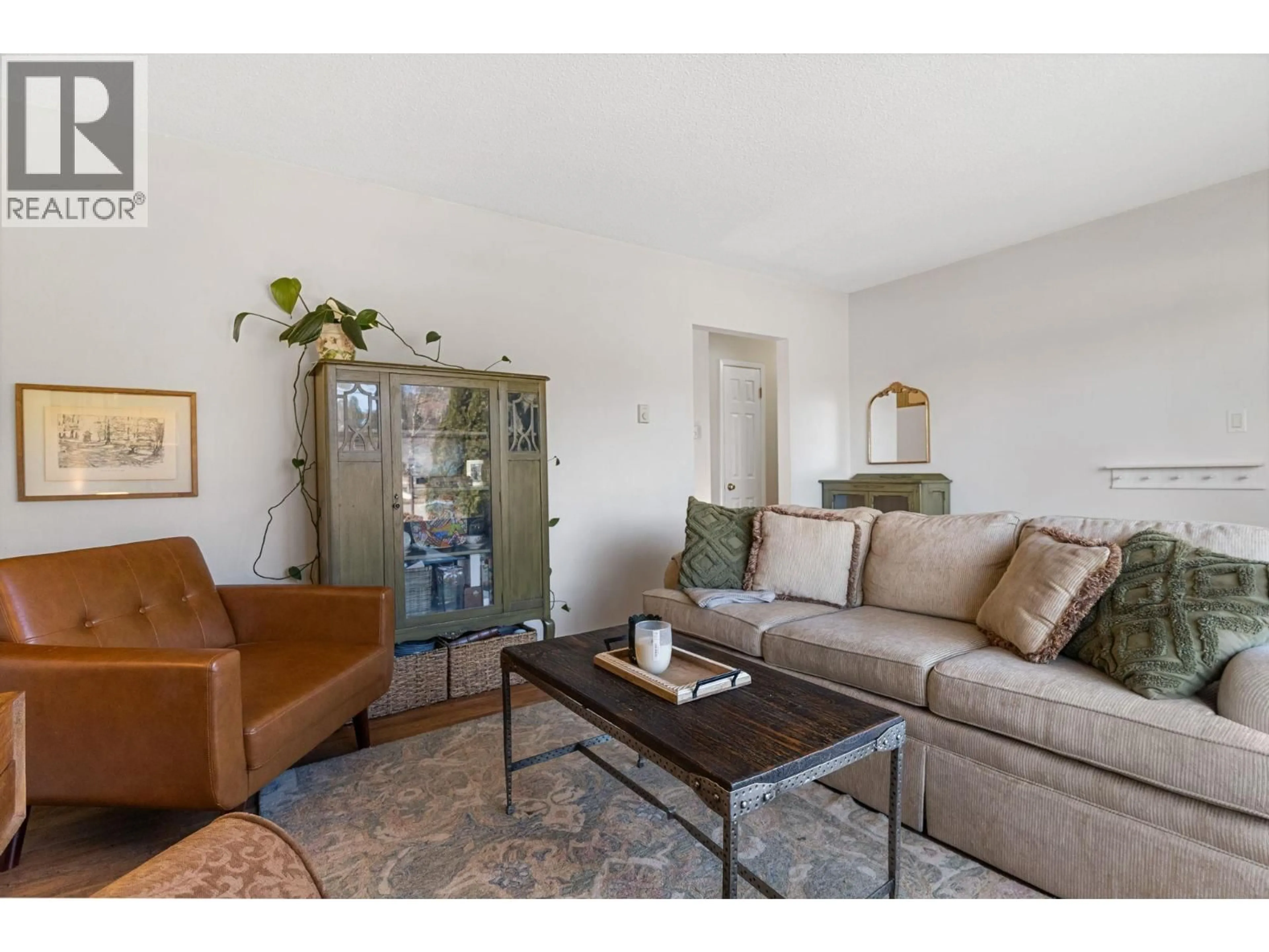 Living room with furniture, unknown for 594 SNOWSELL STREET NORTH, Kelowna British Columbia V1V2C7