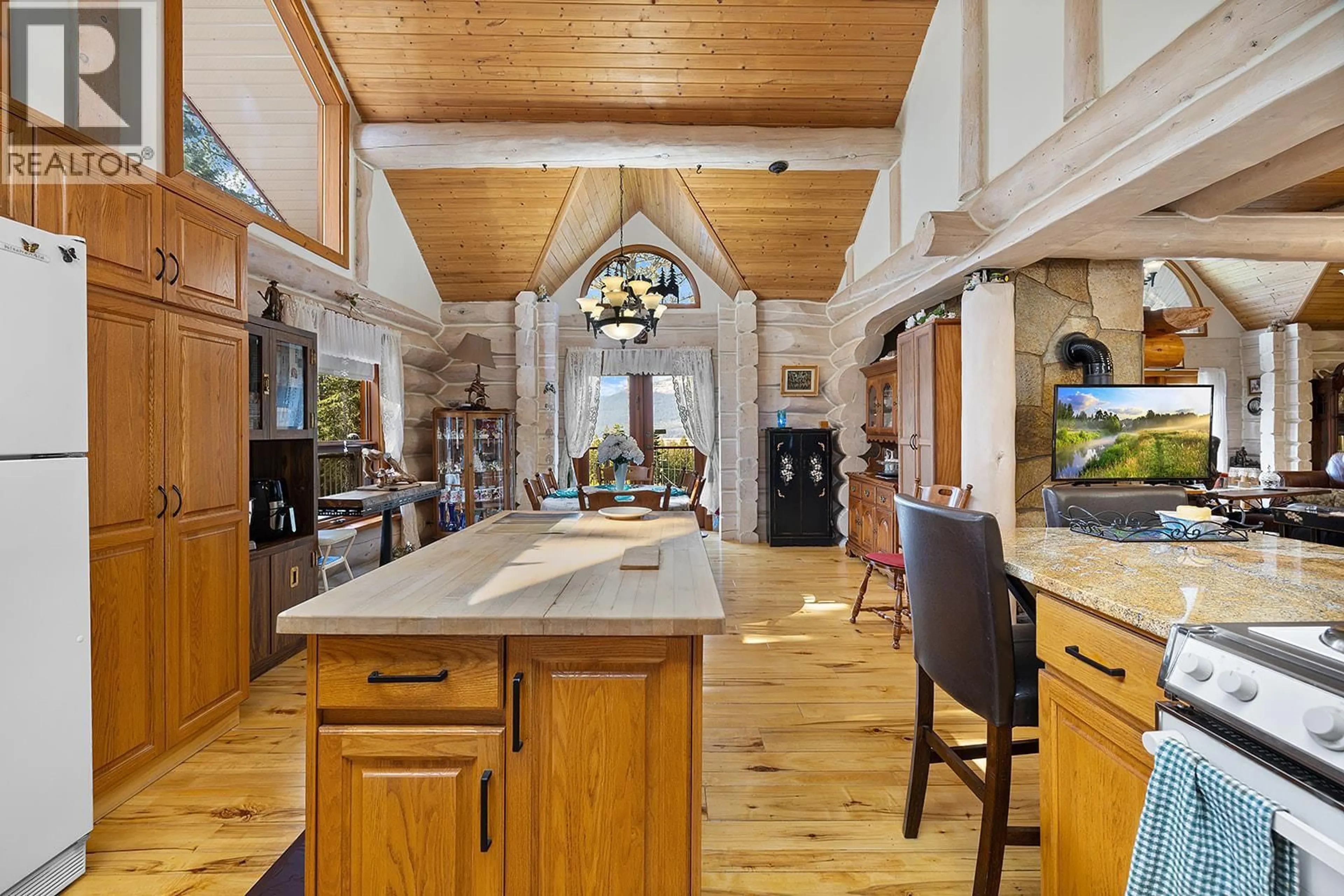 Open concept kitchen, ceramic/tile floor for 1958 RYKERTS ROAD, Lister British Columbia V0B1G2