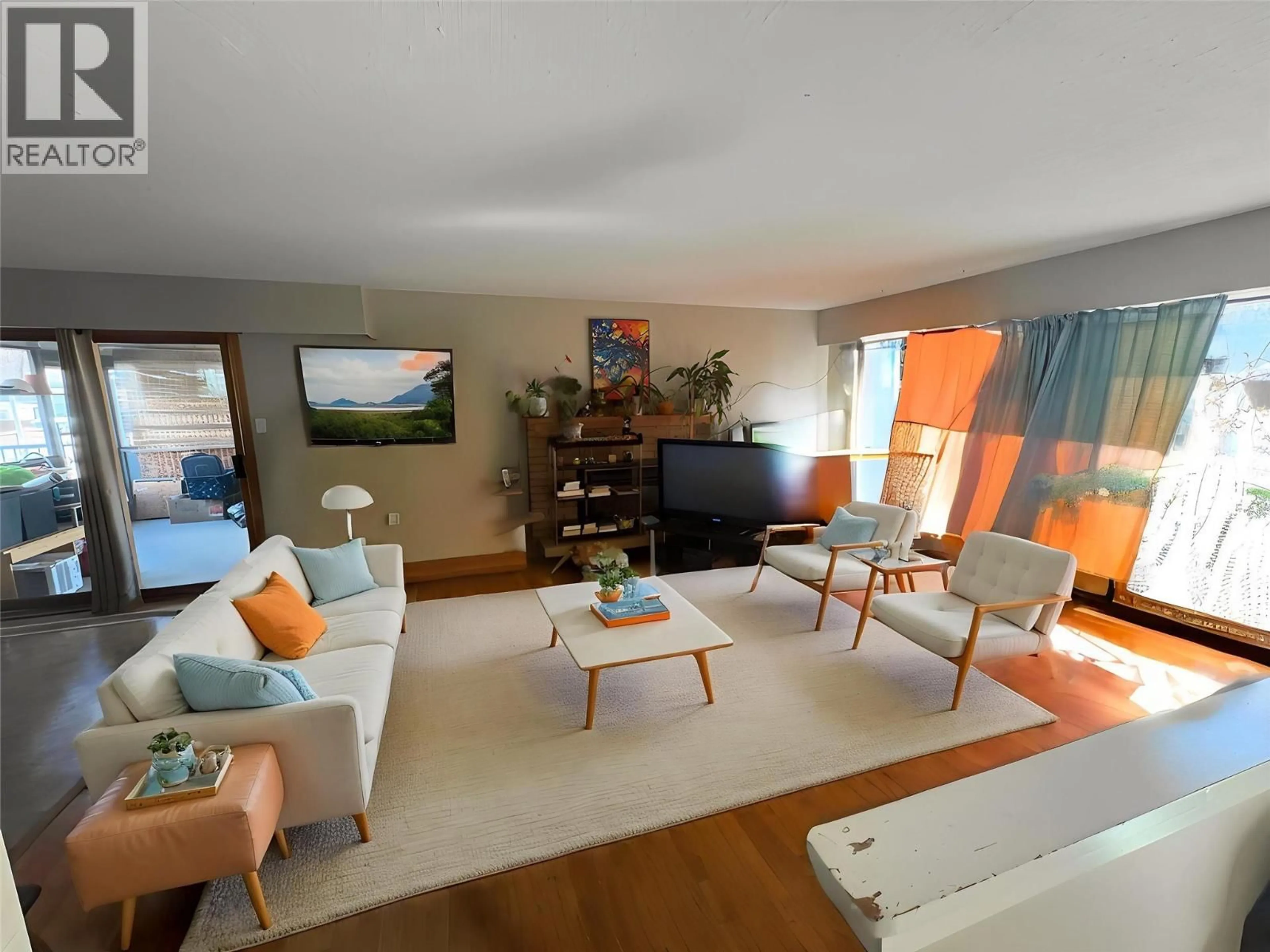 Living room with furniture, wood/laminate floor for 2270 GREENFIELD AVENUE, Kamloops British Columbia V2B4P3