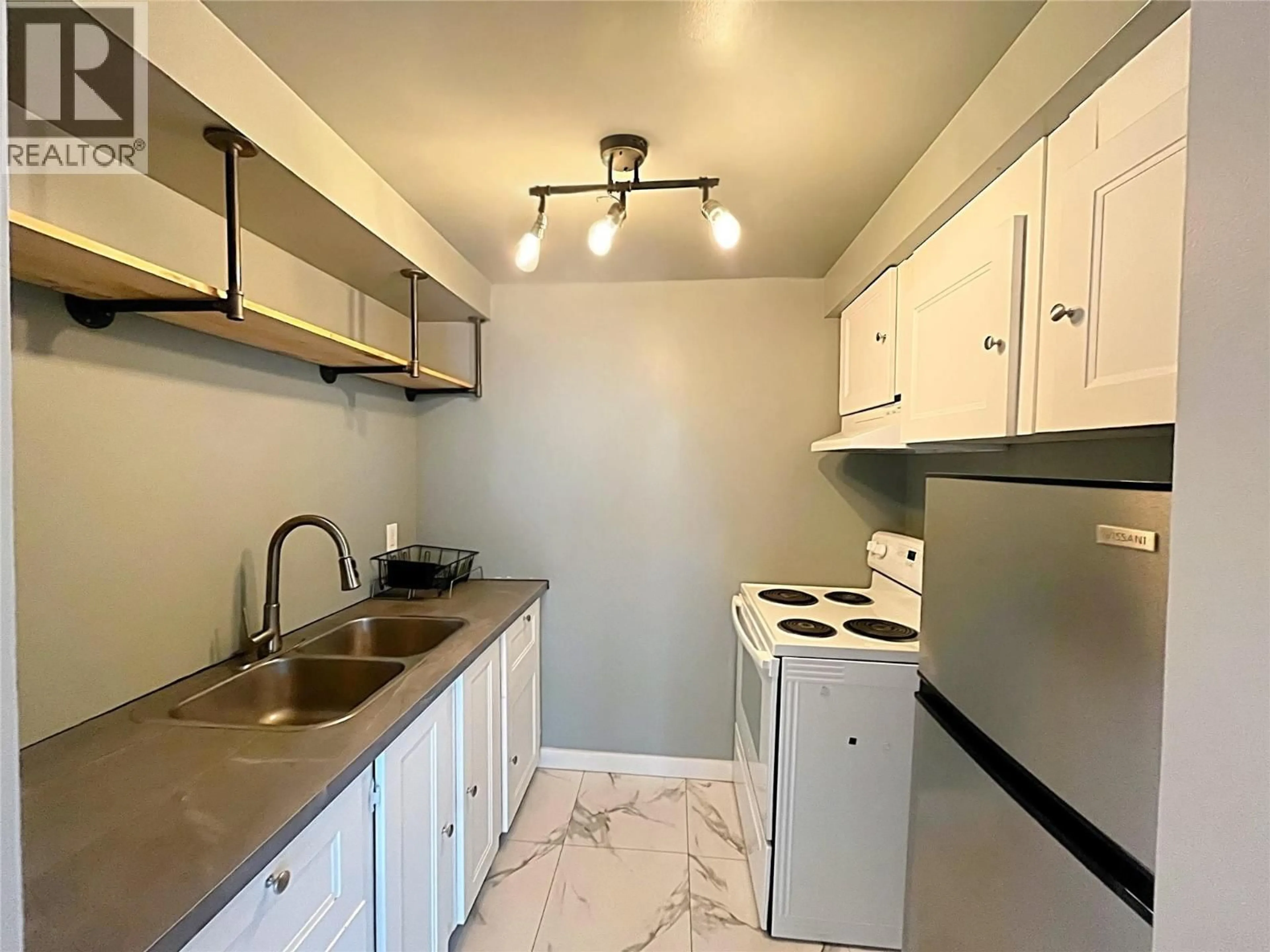 Standard kitchen, ceramic/tile floor for 110 - 2117 2ND STREET NORTH, Cranbrook British Columbia V1C3L4