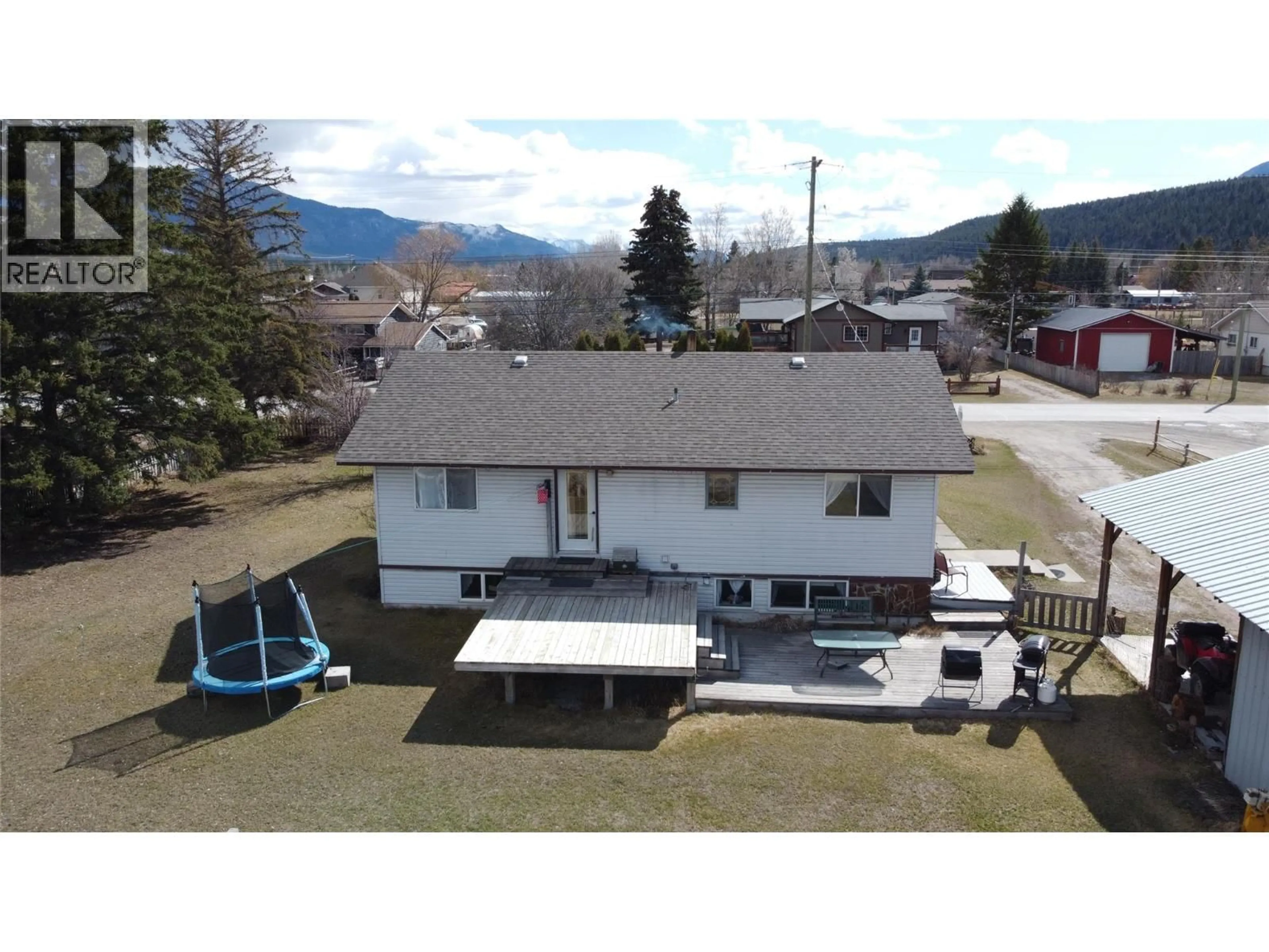 A pic from outside/outdoor area/front of a property/back of a property/a pic from drone, mountain view for 4771 BURNS AVENUE, Canal Flats British Columbia V0B1B0
