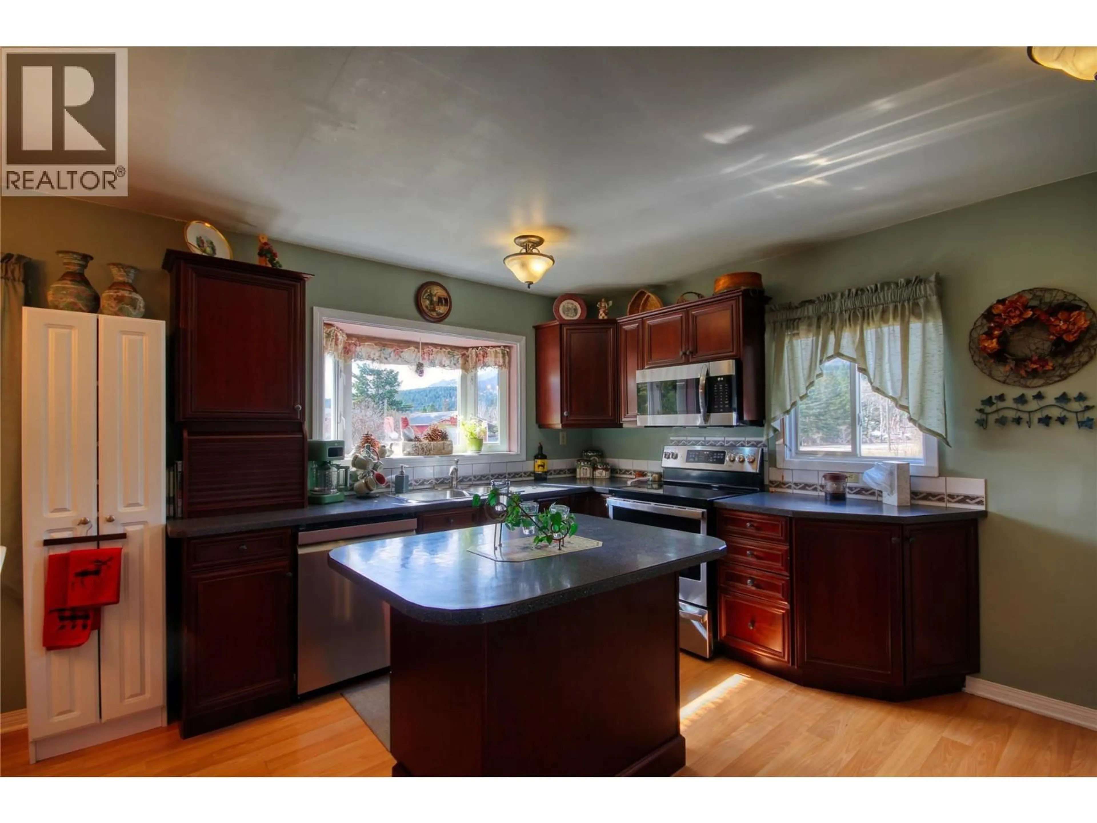 Open concept kitchen, unknown for 4771 BURNS AVENUE, Canal Flats British Columbia V0B1B0