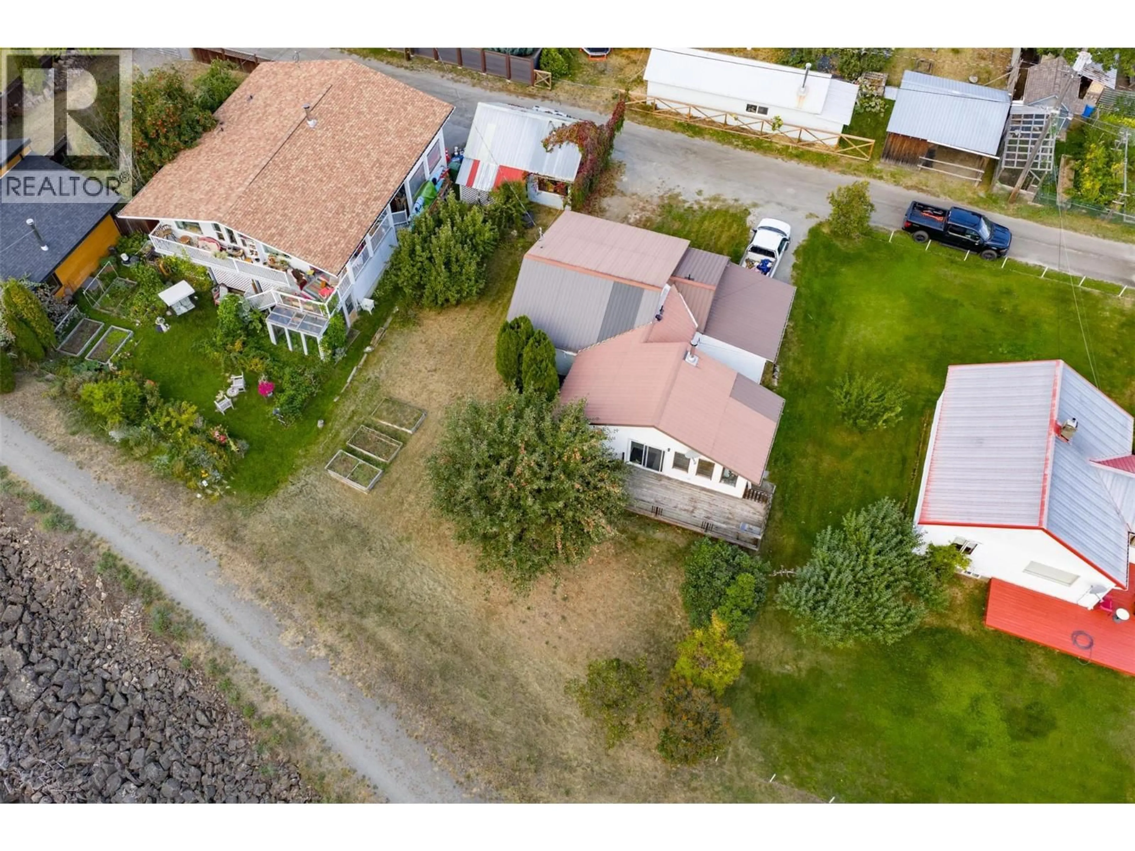 A pic from outside/outdoor area/front of a property/back of a property/a pic from drone, street for 320 RIVER LANE, Kaslo British Columbia V0G1M0