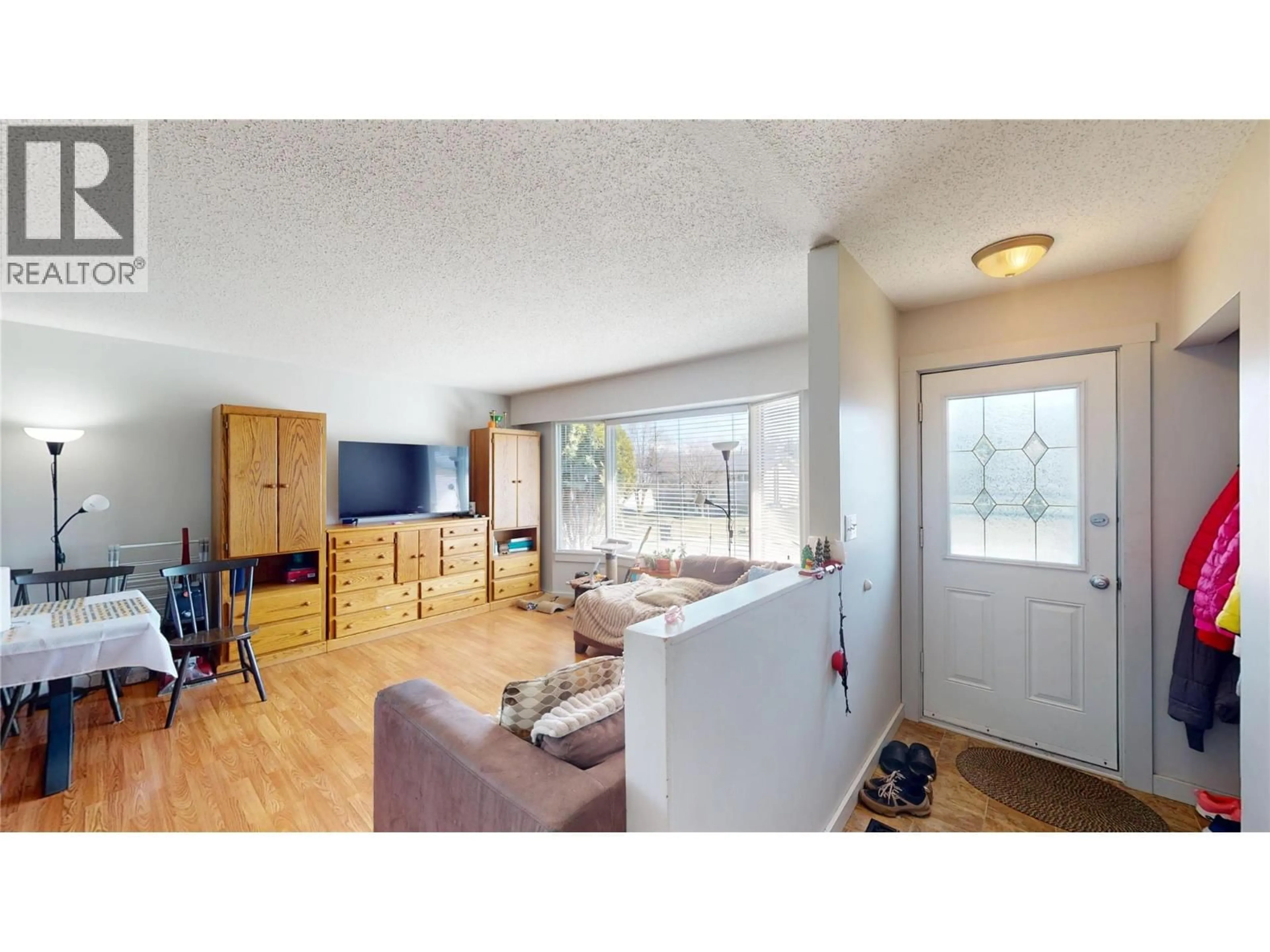 Living room with furniture, wood/laminate floor for 1061 16TH AVENUE SOUTH, Cranbrook British Columbia V1C3A3
