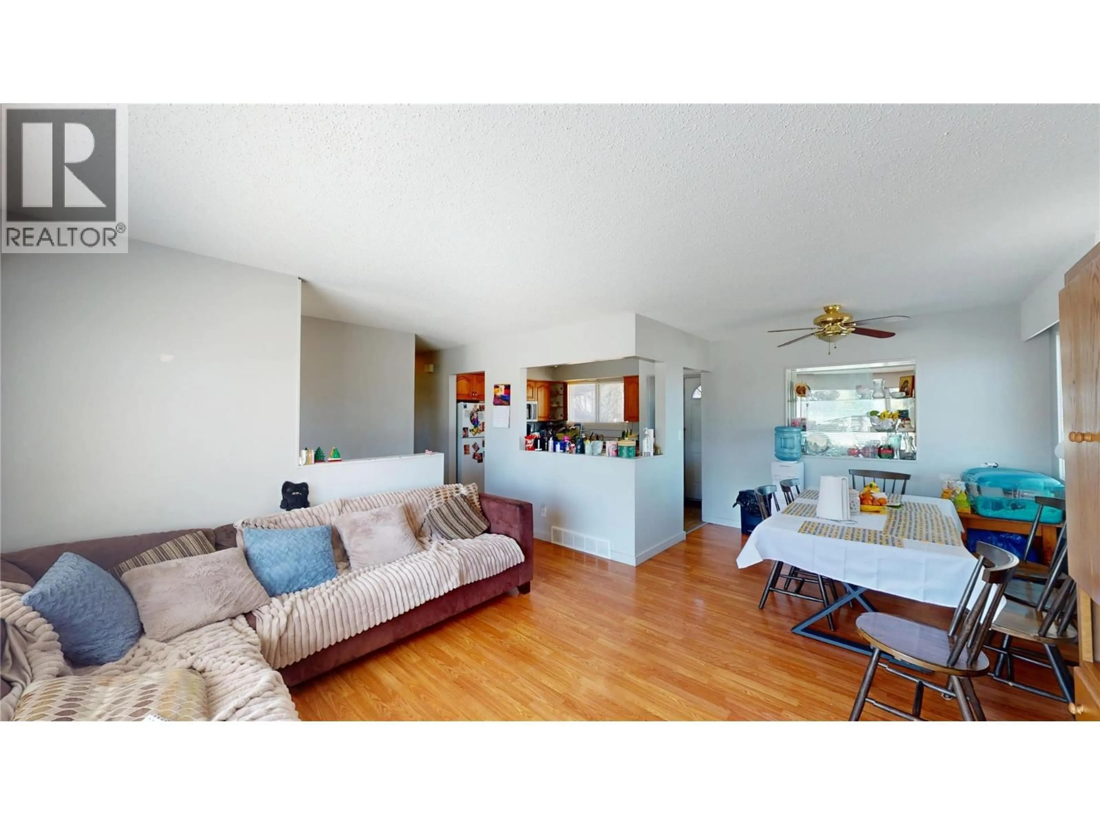 Living room with furniture, wood/laminate floor for 1061 16TH AVENUE SOUTH, Cranbrook British Columbia V1C3A3