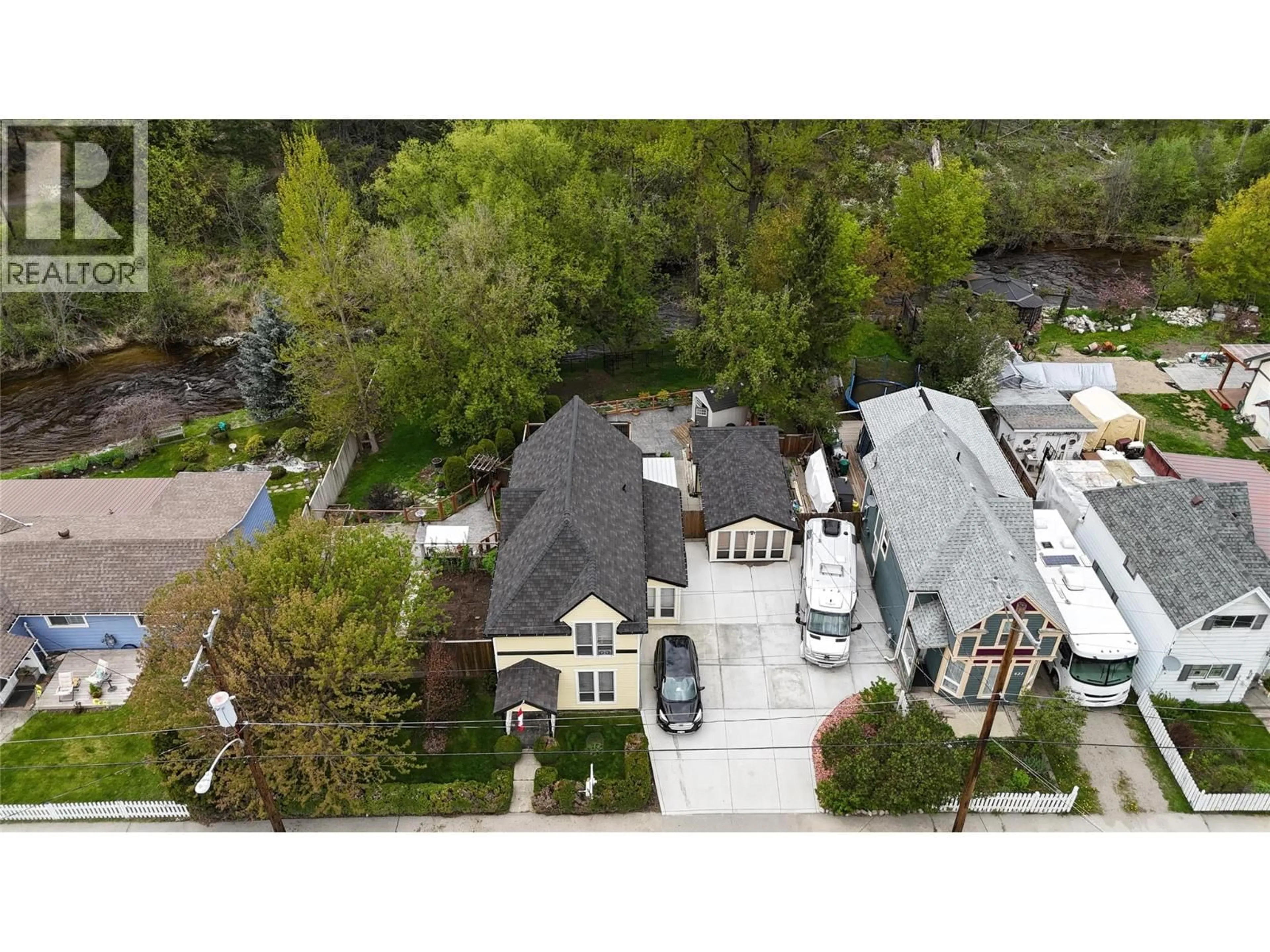 A pic from outside/outdoor area/front of a property/back of a property/a pic from drone, street for 629 GOLD AVENUE SOUTH, Greenwood British Columbia V0H1J0