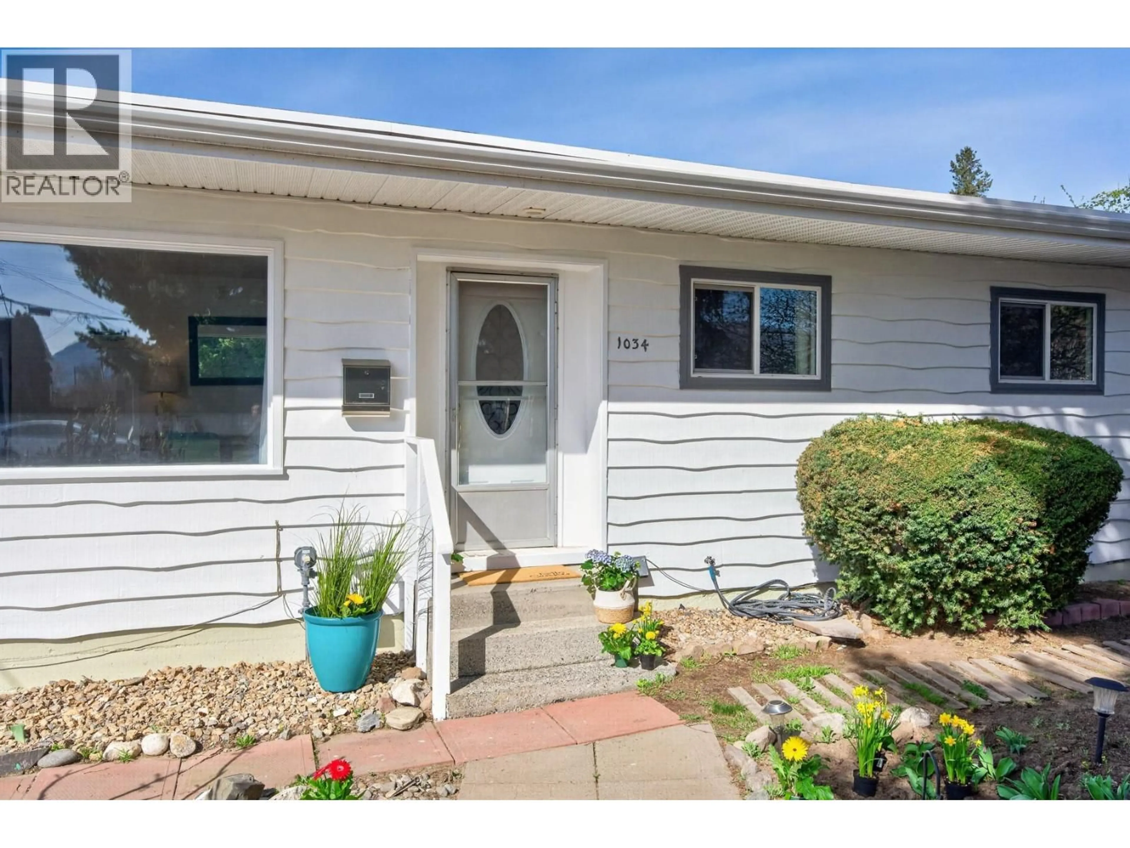 Home with vinyl exterior material, street for 1034 LAROQUE STREET, Kamloops British Columbia V2B5L5