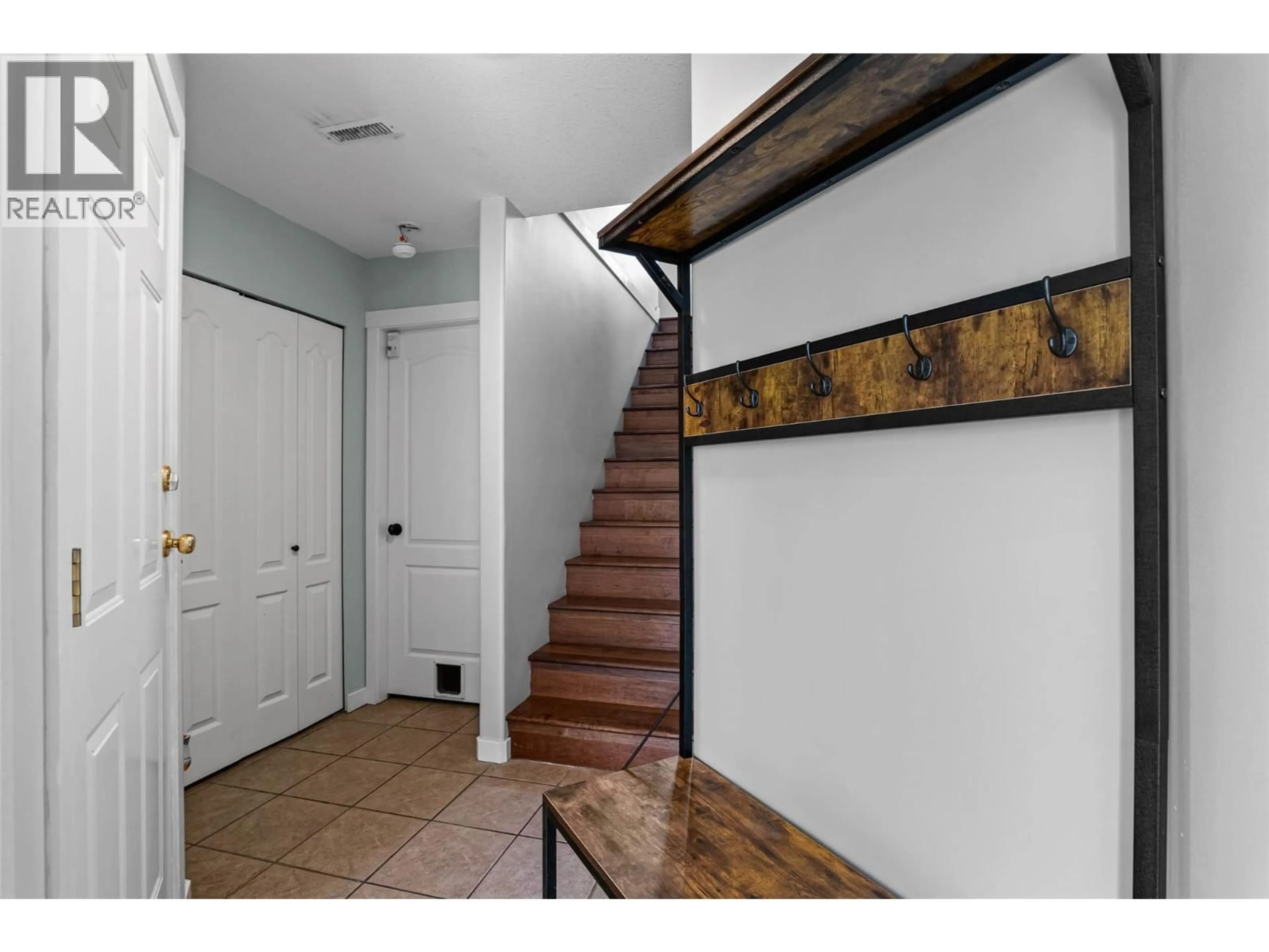 Indoor entryway for 833 REGENT CRESCENT, Kamloops British Columbia V1S1X1