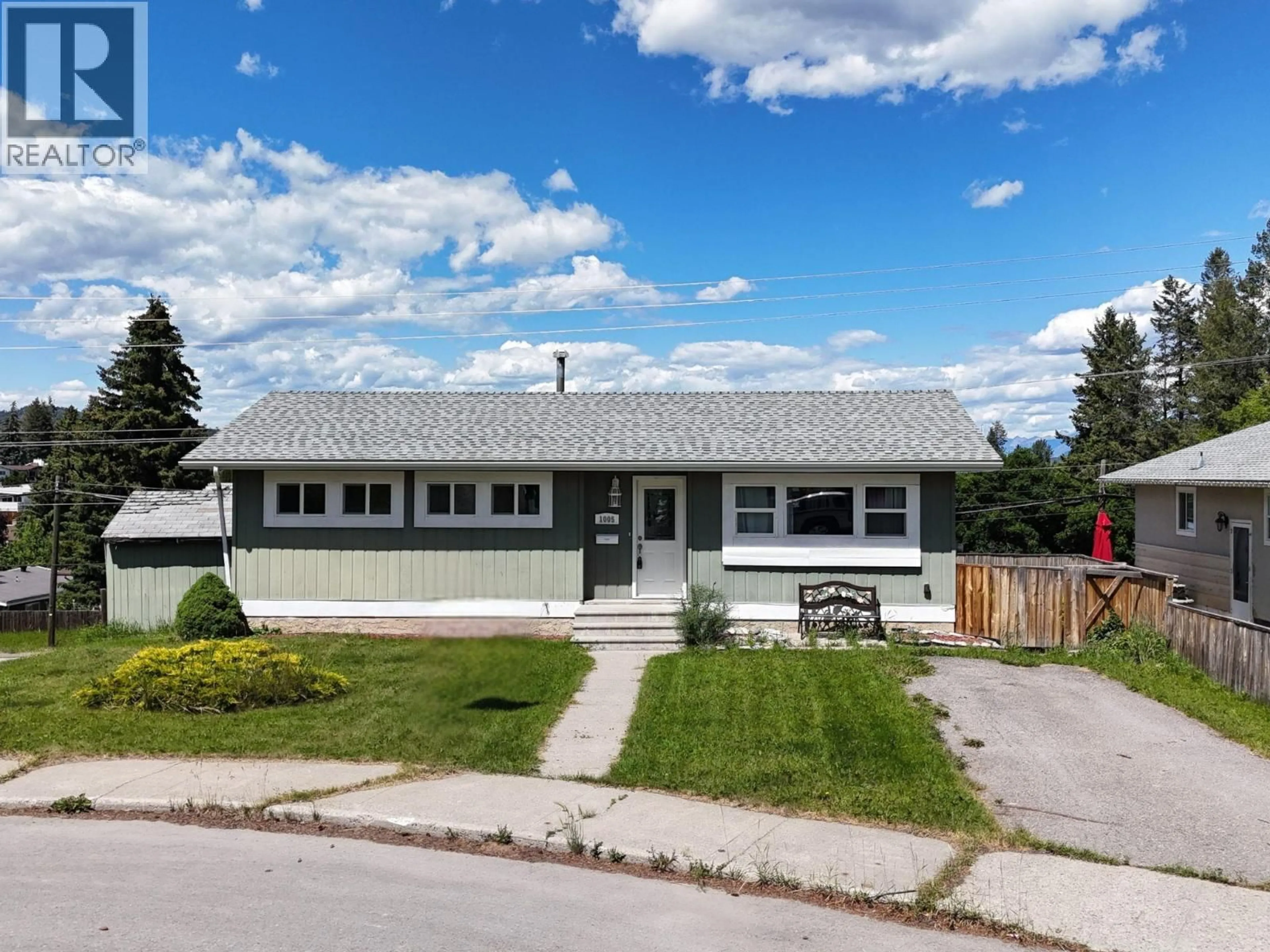 Home with vinyl exterior material, street for 1005 16 AVENUE SOUTH, Cranbrook British Columbia V1C3A3