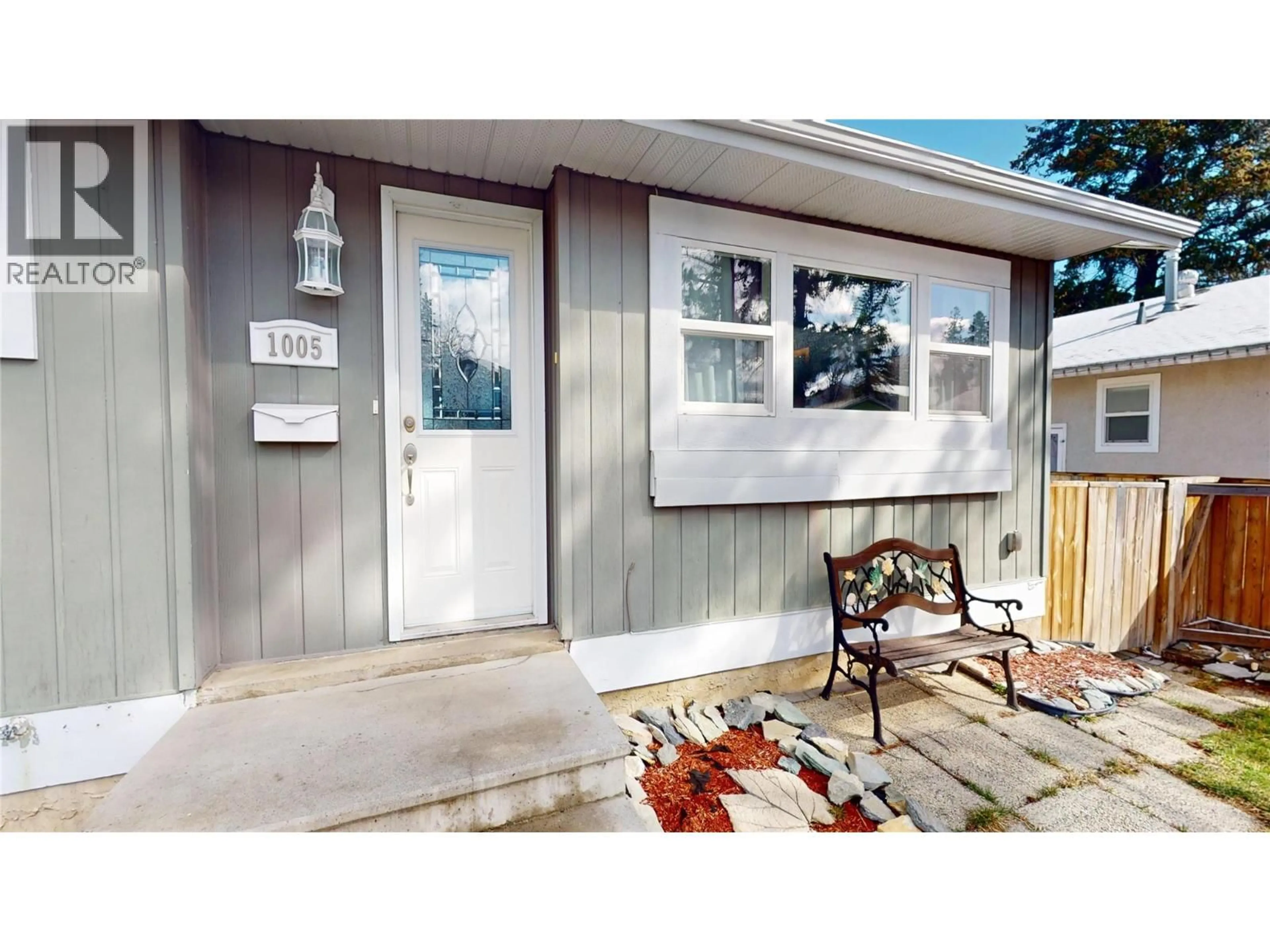 Home with vinyl exterior material, street for 1005 16 AVENUE SOUTH, Cranbrook British Columbia V1C3A3