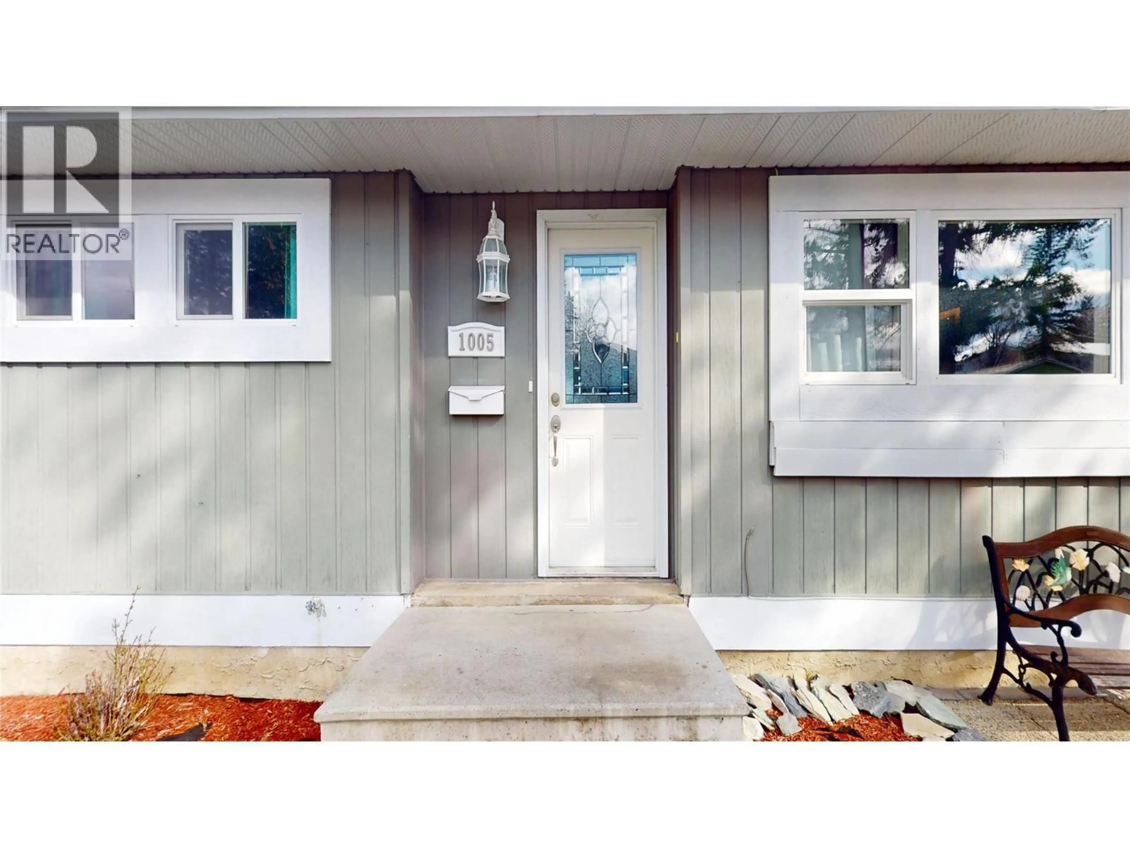 Home with vinyl exterior material, street for 1005 16 AVENUE SOUTH, Cranbrook British Columbia V1C3A3