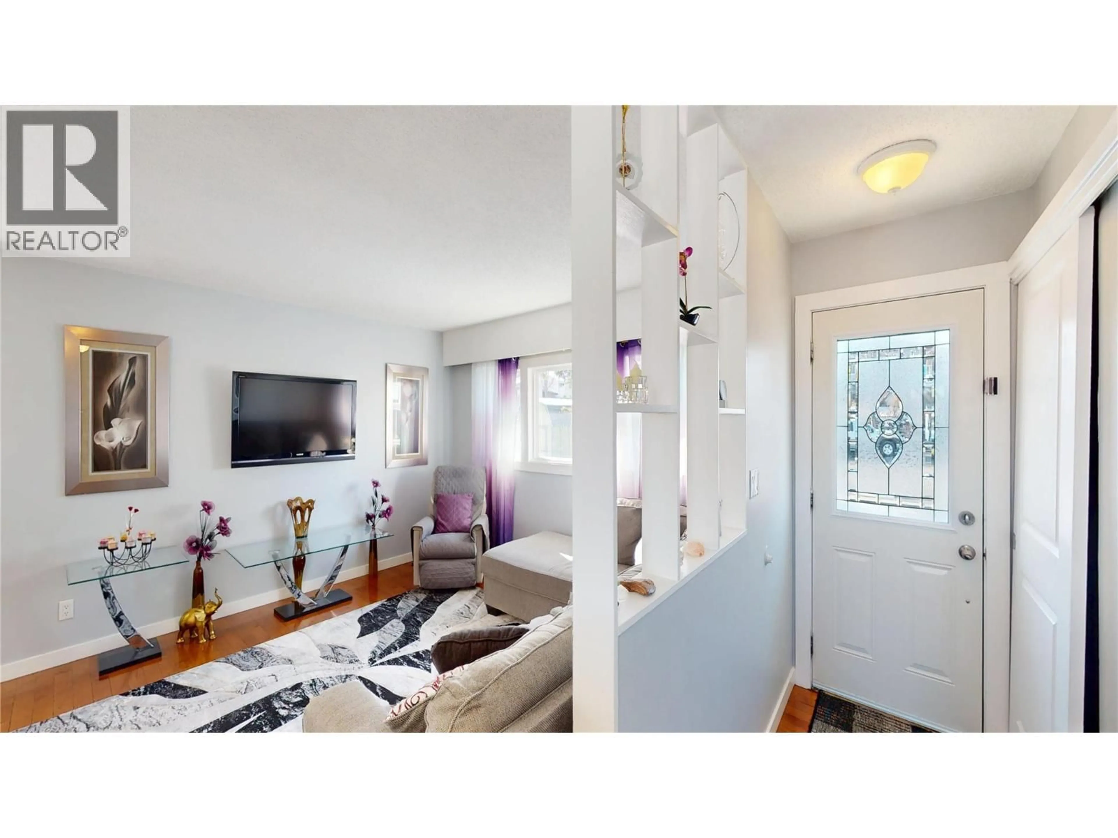 Living room with furniture, unknown for 1005 16 AVENUE SOUTH, Cranbrook British Columbia V1C3A3