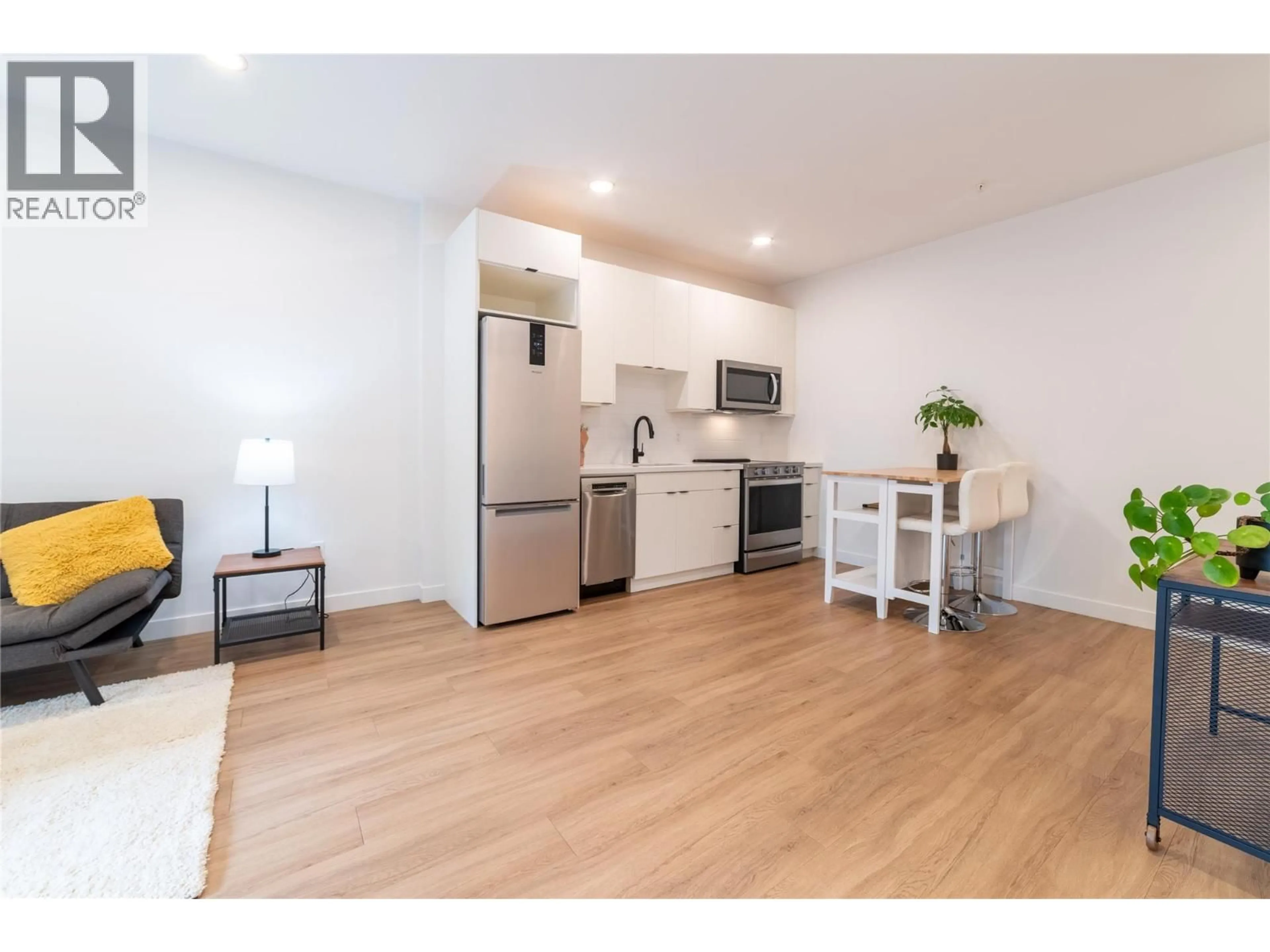 Open concept kitchen, wood/laminate floor for 207 - 514 VICTORIA STREET, Nelson British Columbia V1L4K8