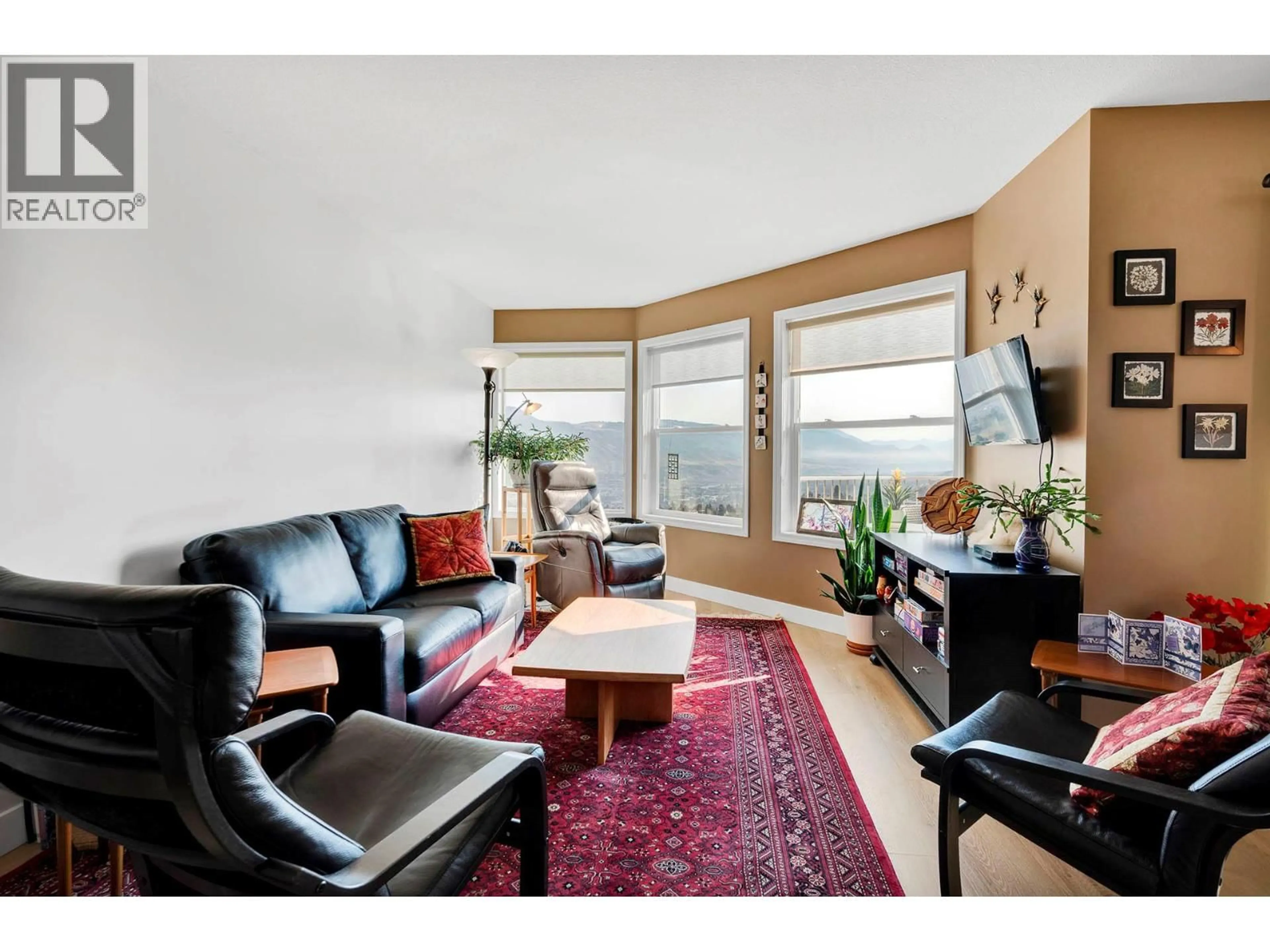 Living room with furniture, wood/laminate floor for 90 - 1775 MCKINLEY COURT, Kamloops British Columbia V2E2P2