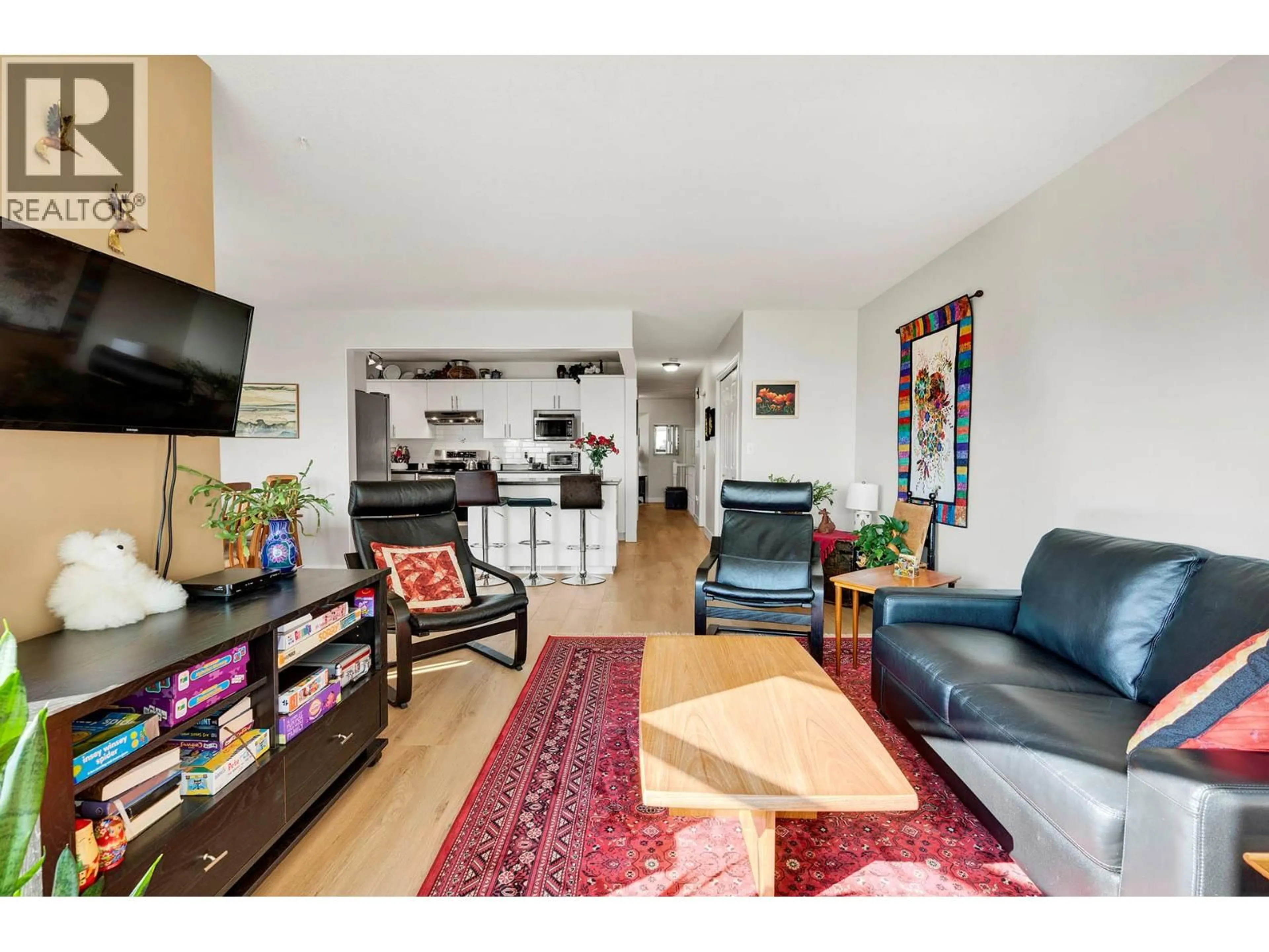 Living room with furniture, wood/laminate floor for 90 - 1775 MCKINLEY COURT, Kamloops British Columbia V2E2P2